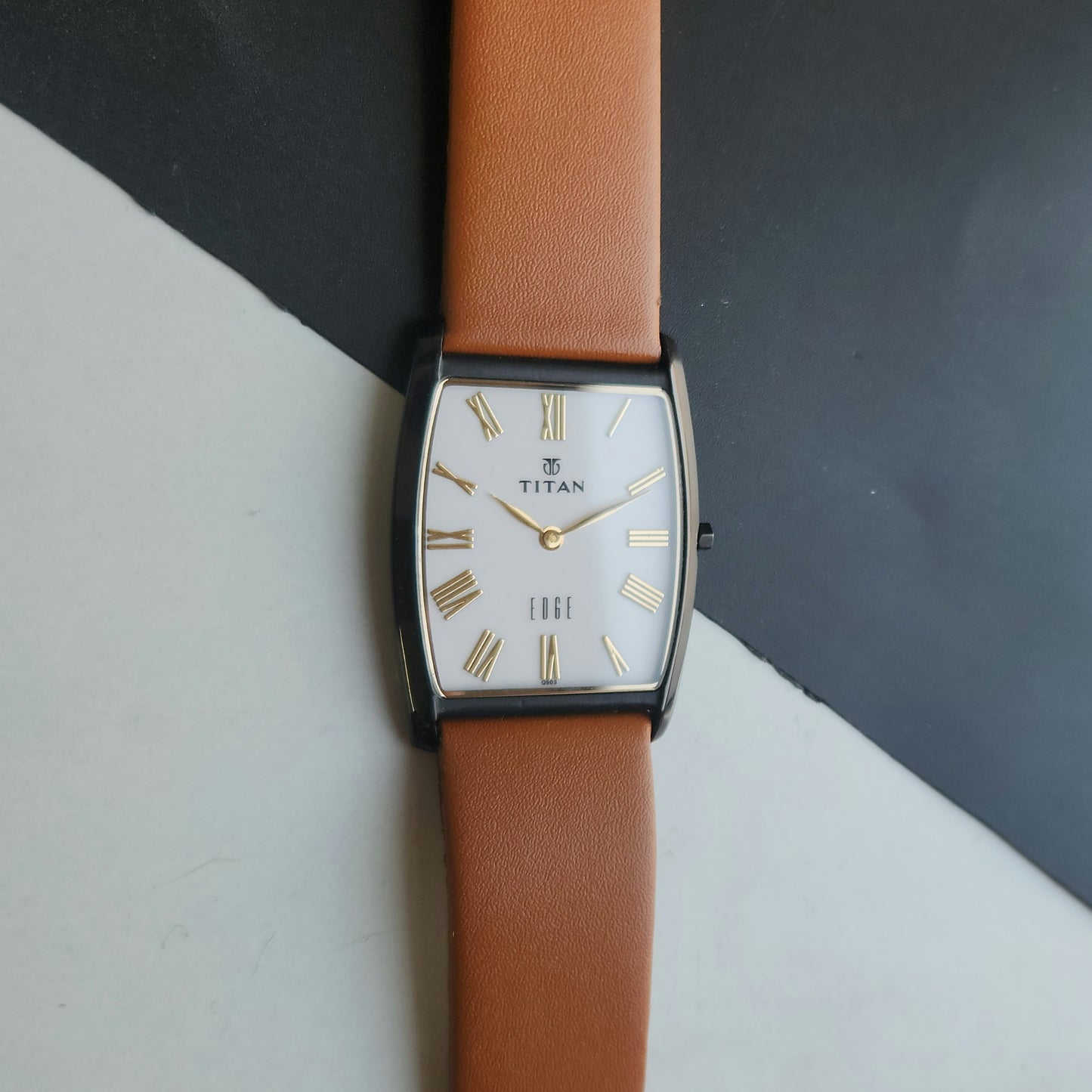Original TITAN EDGE 1044YBC Barrel White Face 29MM Case Men's Watch J68