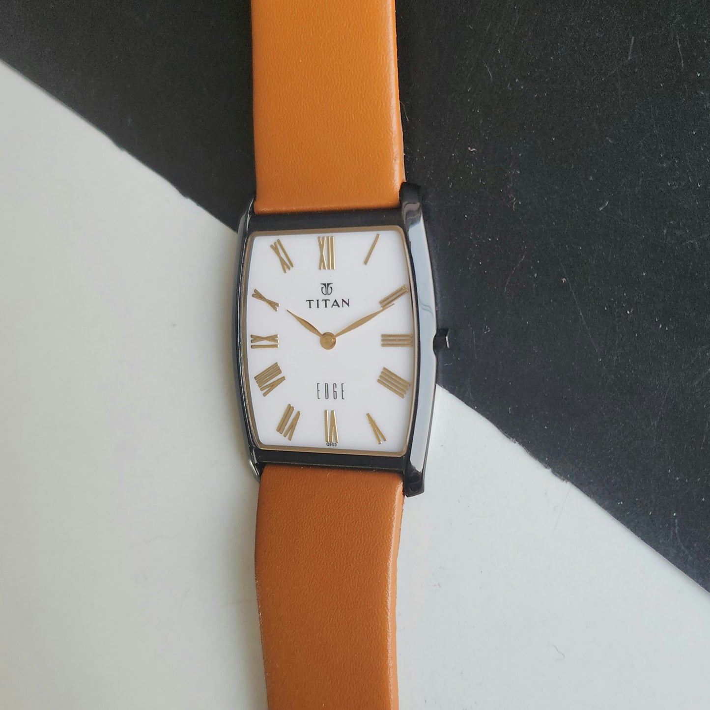 Original TITAN EDGE 1044YBC Barrel White Face 29MM Case Men's Watch J68
