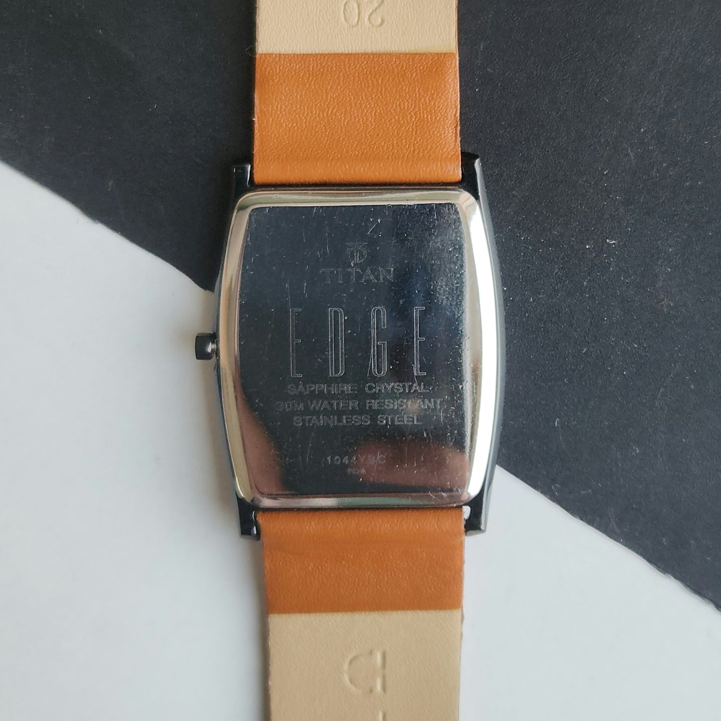 Original TITAN EDGE 1044YBC Barrel White Face 29MM Case Men's Watch J68