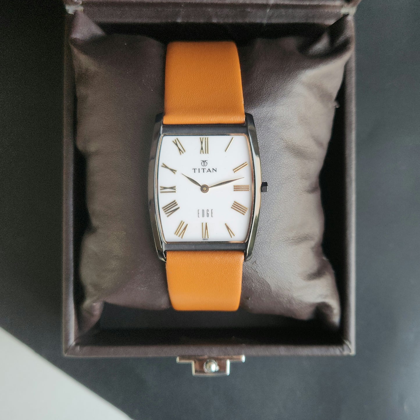 Original TITAN EDGE 1044YBC Barrel White Face 29MM Case Men's Watch J68