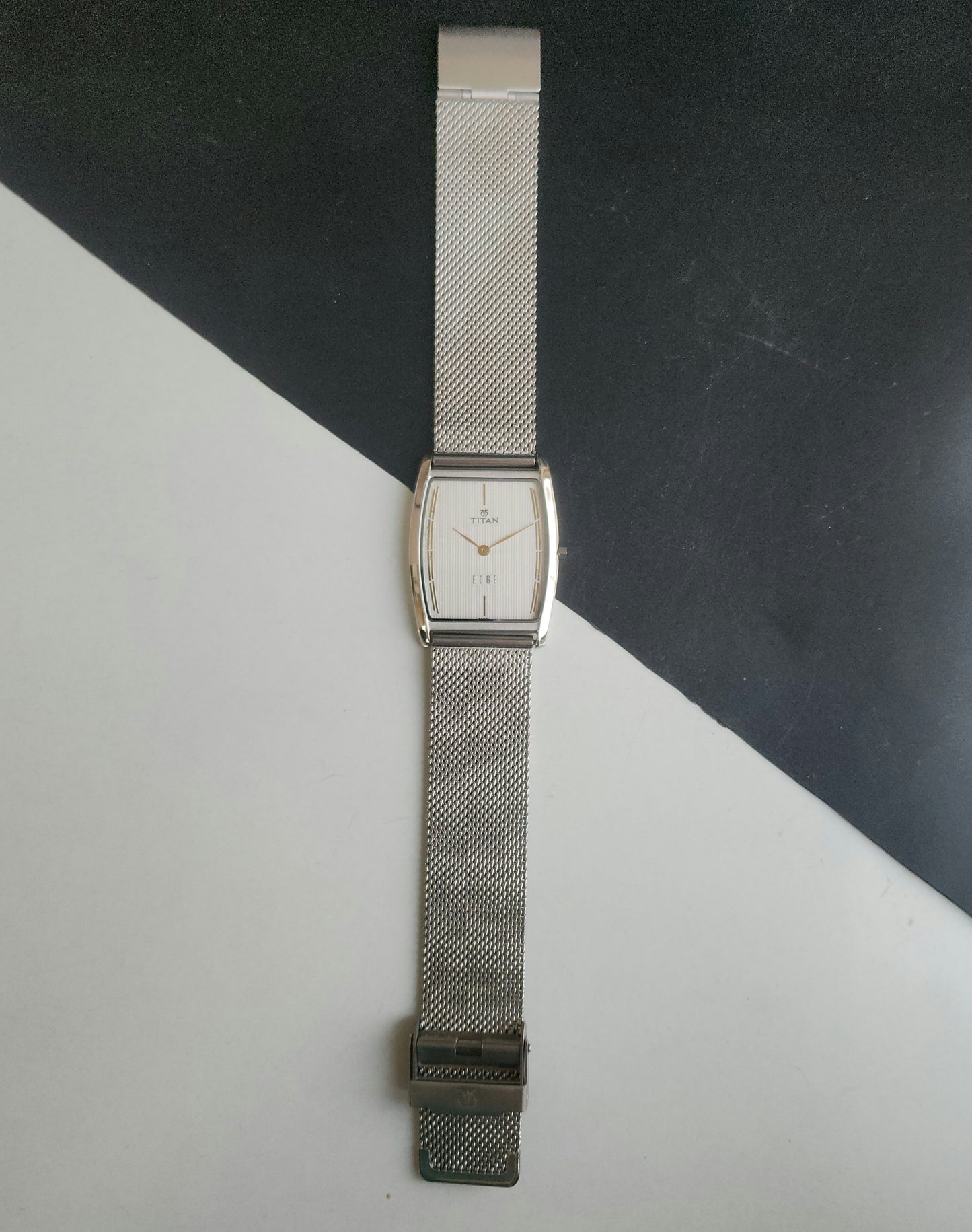 Original TITAN EDGE 1044YCE31 Barrel White Face 29MM Case Men's Watch J84