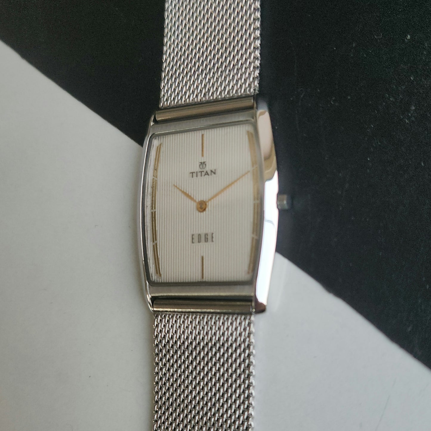 Original TITAN EDGE 1044YCE31 Barrel White Face 29MM Case Men's Watch J84
