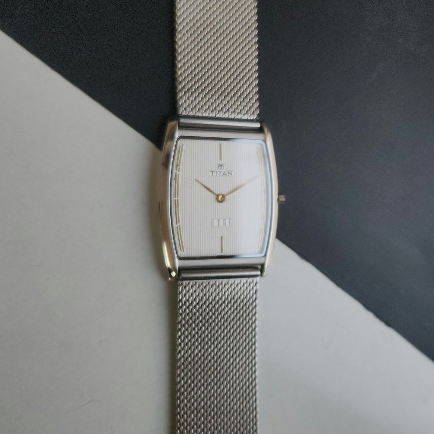 Original TITAN EDGE 1044YCE31 Barrel White Face 29MM Case Men's Watch J84