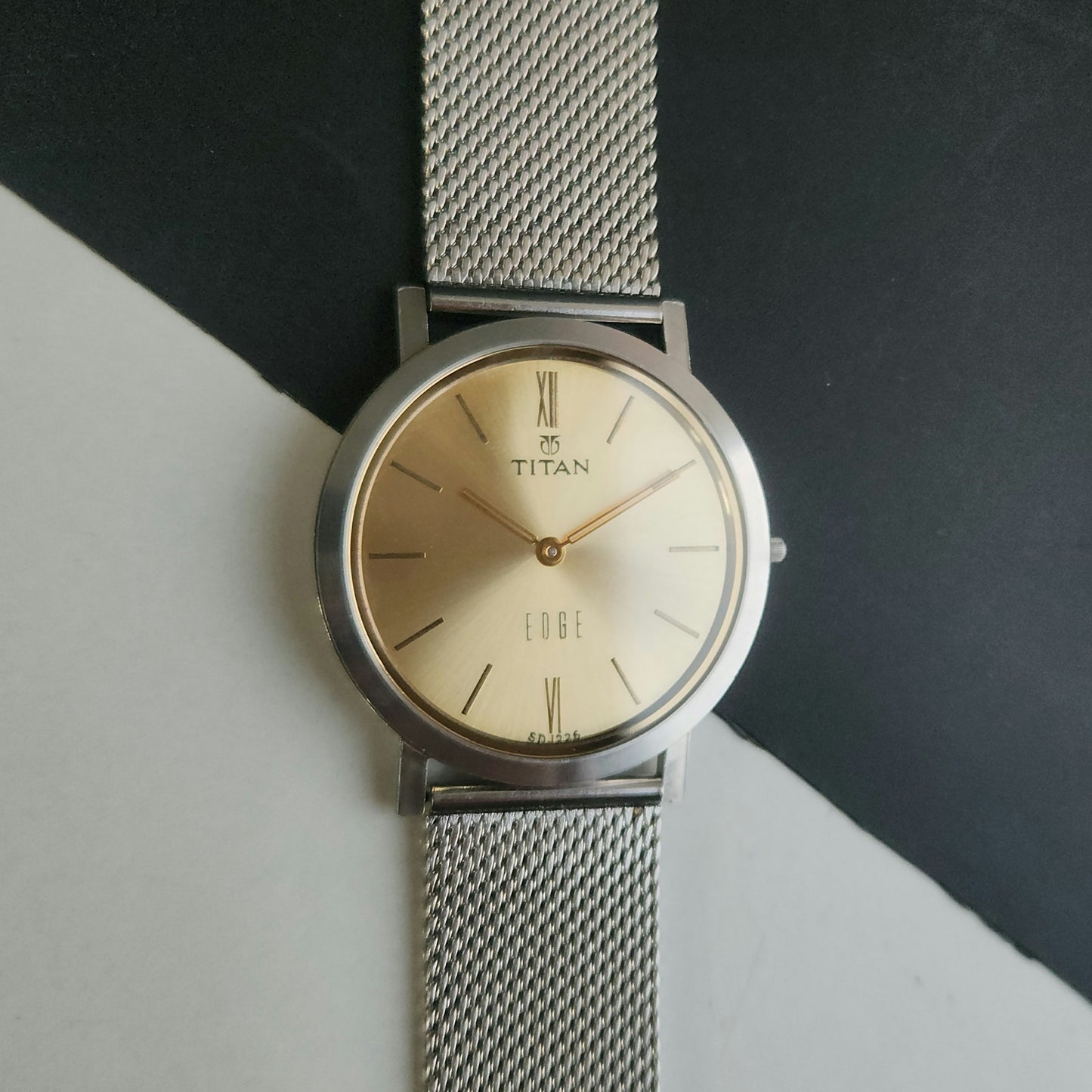 Original TITAN EDGE 679WAG31 Round Golden Face 34MM Case Men's Watch J085
