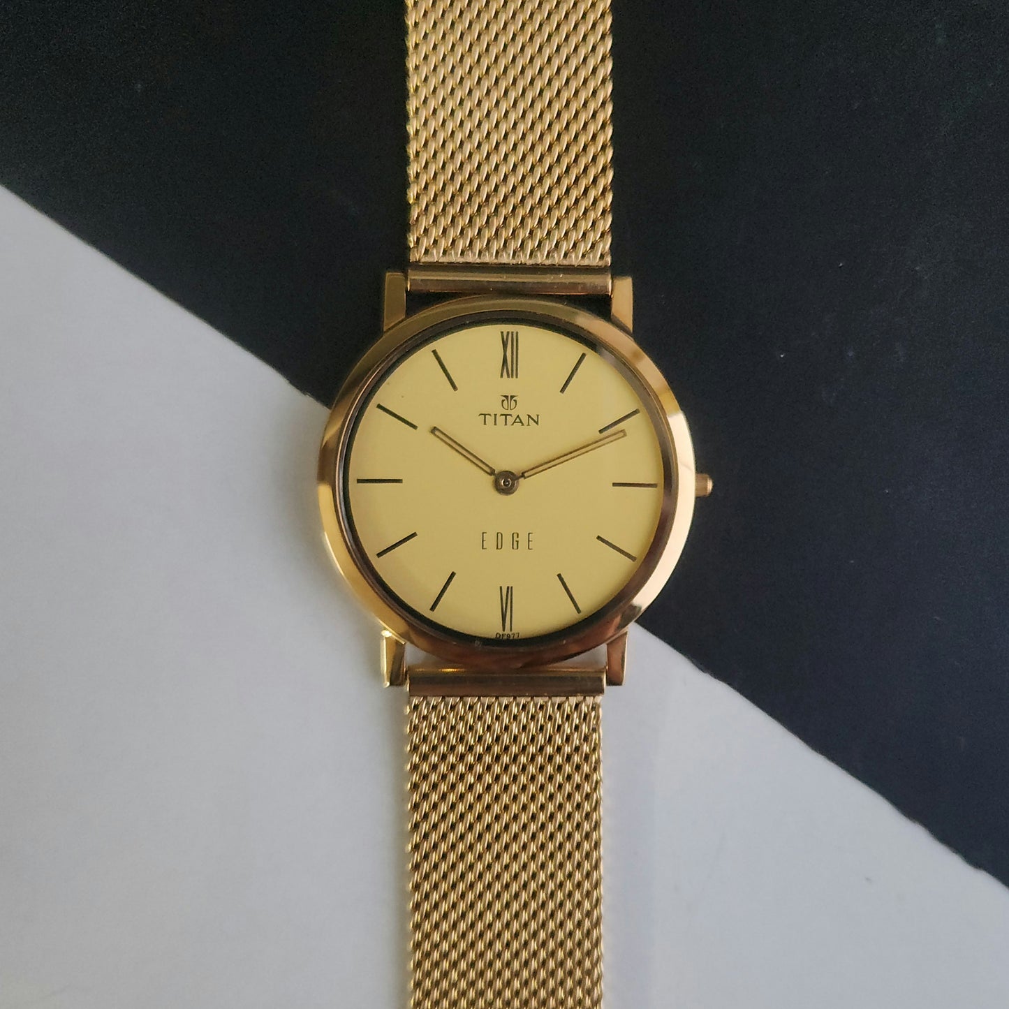 Original TITAN EDGE 679SAB Round Golden Face 33MM Case Men's Watch J86