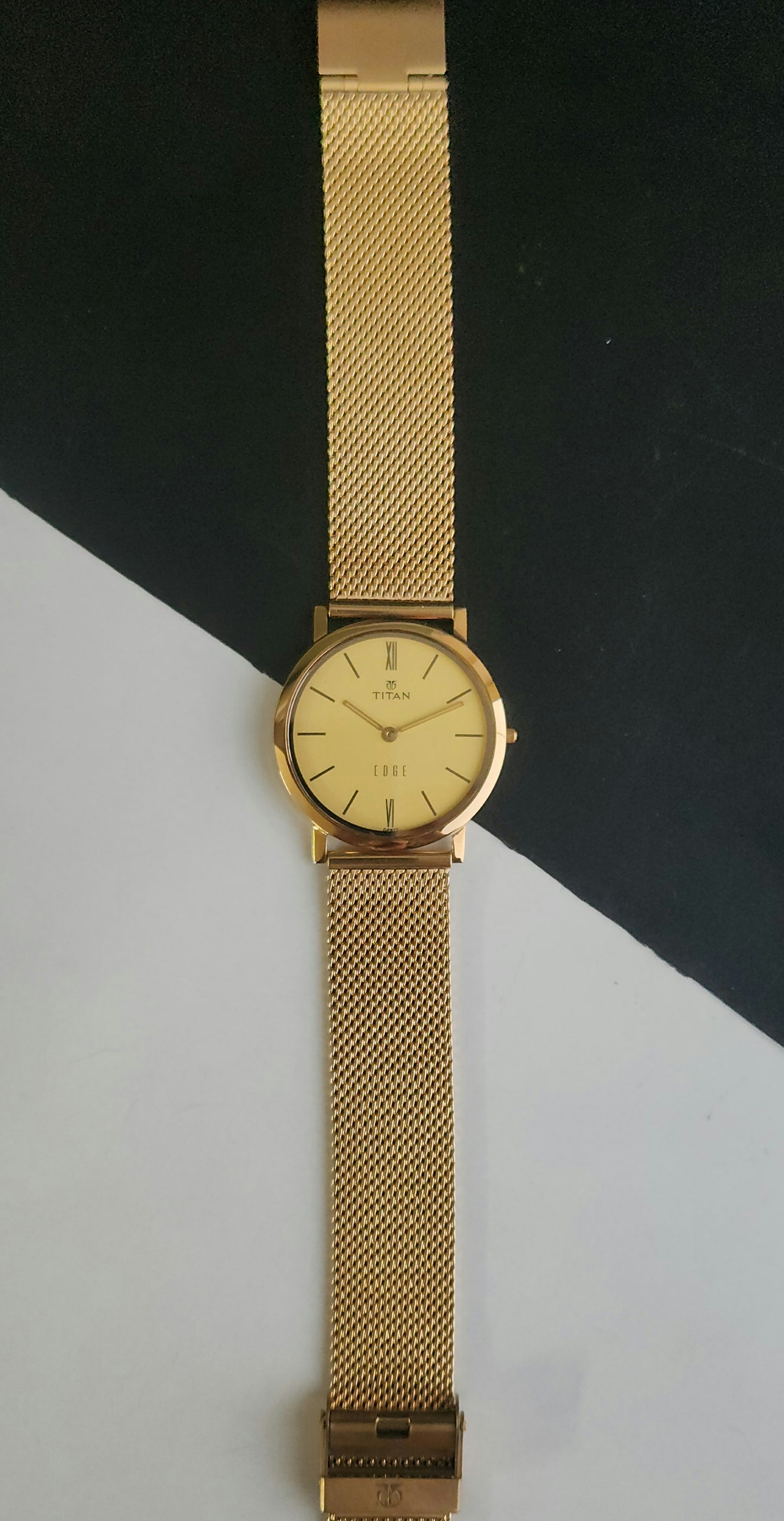 Original TITAN EDGE 679SAB Round Golden Face 33MM Case Men's Watch J86
