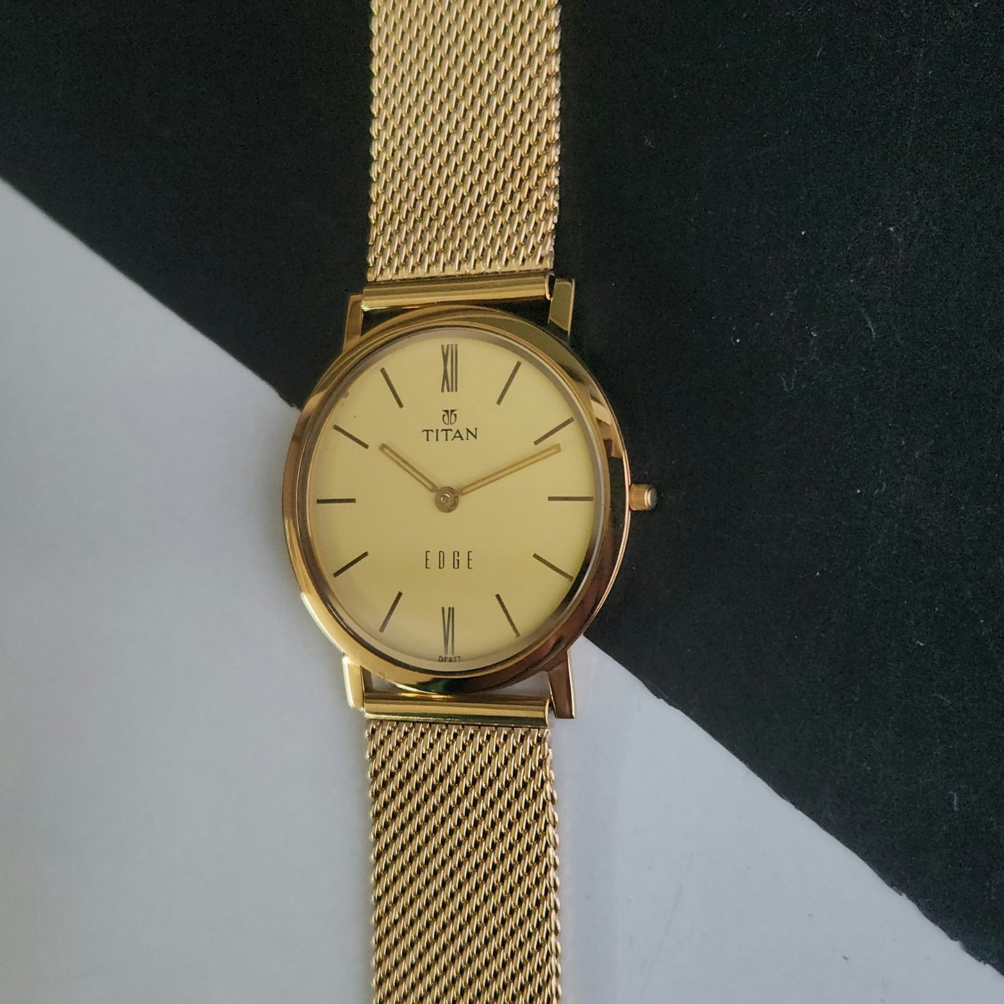 Original TITAN EDGE 679SAB Round Golden Face 33MM Case Men's Watch J86