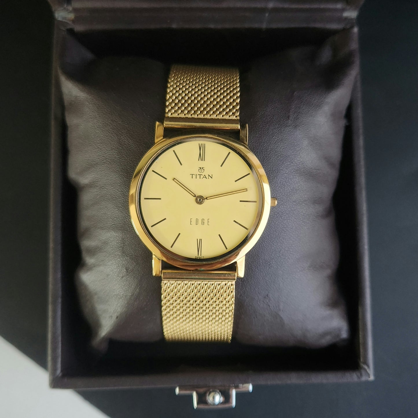 Original TITAN EDGE 679SAB Round Golden Face 33MM Case Men's Watch J86