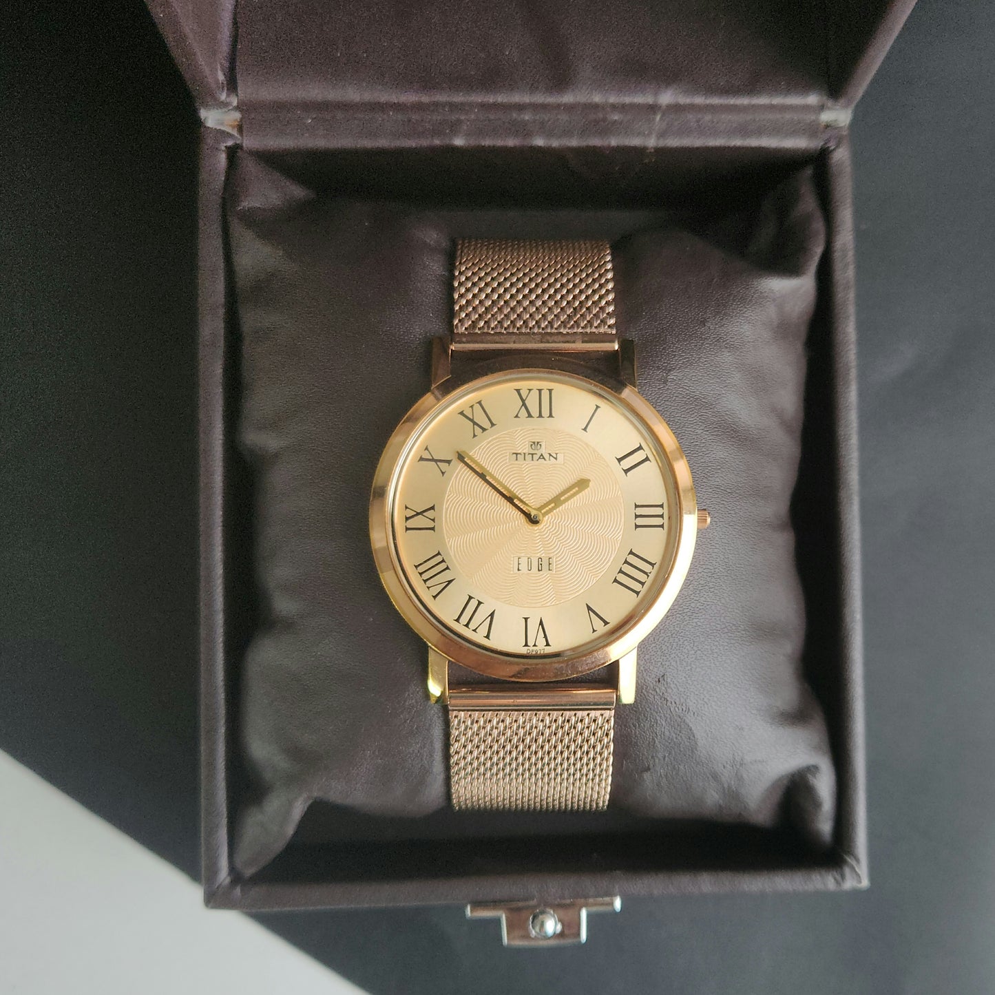 Original TITAN EDGE 1595WAB32 Round White Face 39MM Case Men's Watch J88
