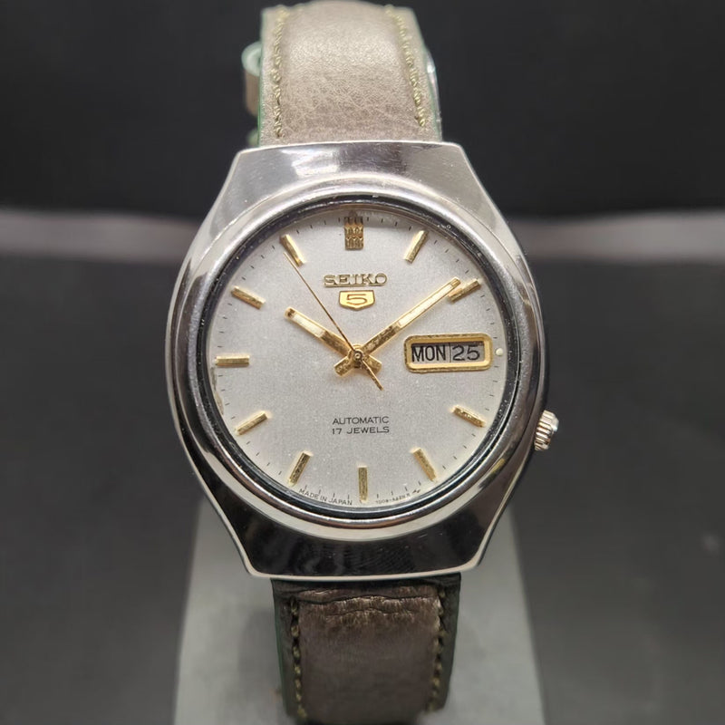Vintage 1985 Original Seiko 5 Automatic 7009-8331 Silver Face 17 Jewels Day-Date Japanese Men's Wrist Watch VS74