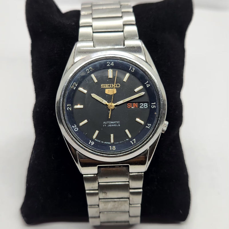 Vintage 1980 Original Seiko 5 Automatic 7009 Black Face 17 Jewels Day-Date Japanese Men's Wrist Watch SA67