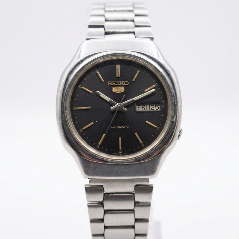 Vintage 1975 Original Seiko 5 Automatic 7005-8022 Black Face 17 Jewels Day-Date Japanese Men's Wrist Watch SA37