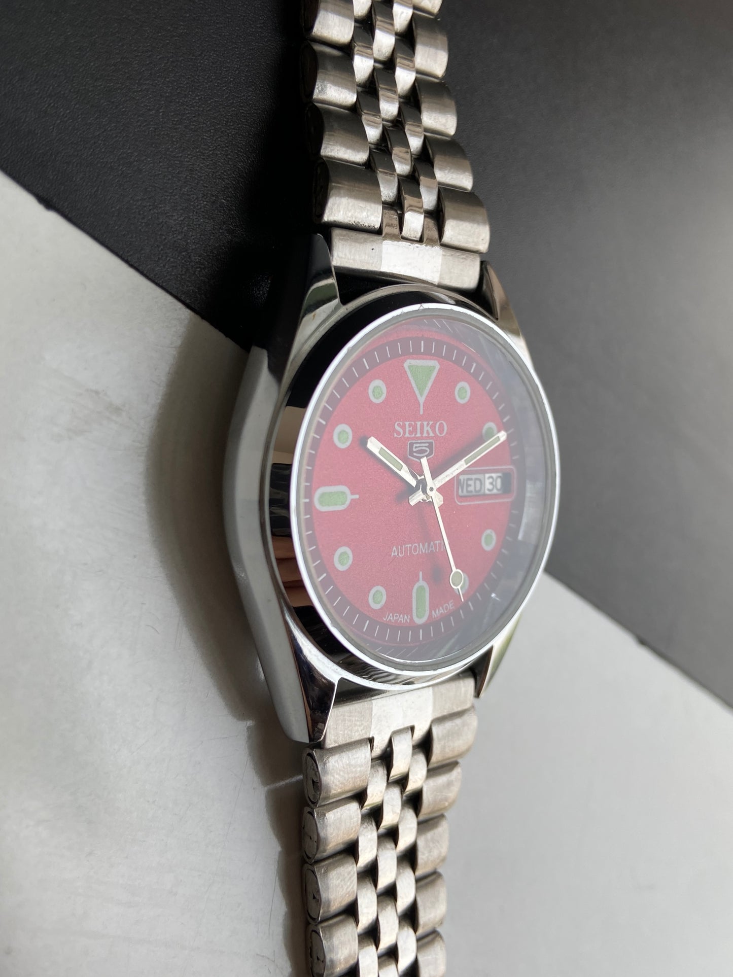 Vintage Mod Seiko 5 Automatic 6309A 17 Jewels Japan Men's Day-Date Red Face Wrist Watch E72