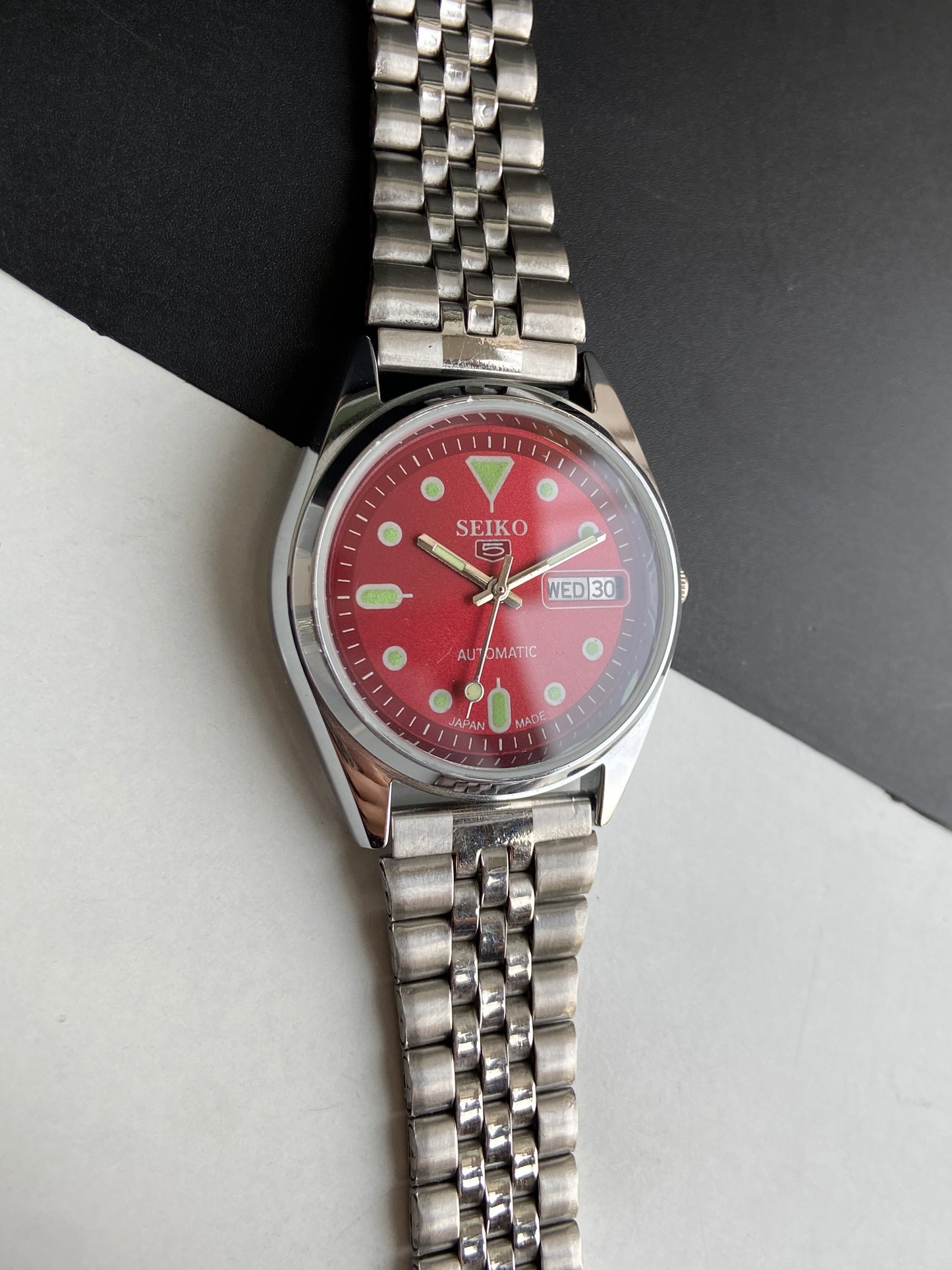 Vintage Mod Seiko 5 Automatic 6309A 17 Jewels Japan Men's Day-Date Red Face Wrist Watch E72