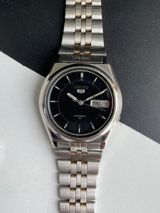 Vintage 1985 Original Seiko 5 Automatic 7009-8760 Black Face 17 Jewels Day-Date Japanese Men's Wrist Watch E88