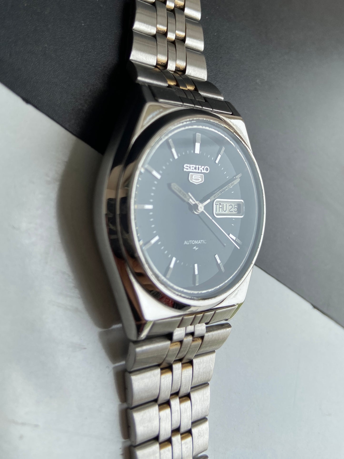 Vintage 1985 Original Seiko 5 Automatic 7009-8760 Black Face 17 Jewels Day-Date Japanese Men's Wrist Watch E88