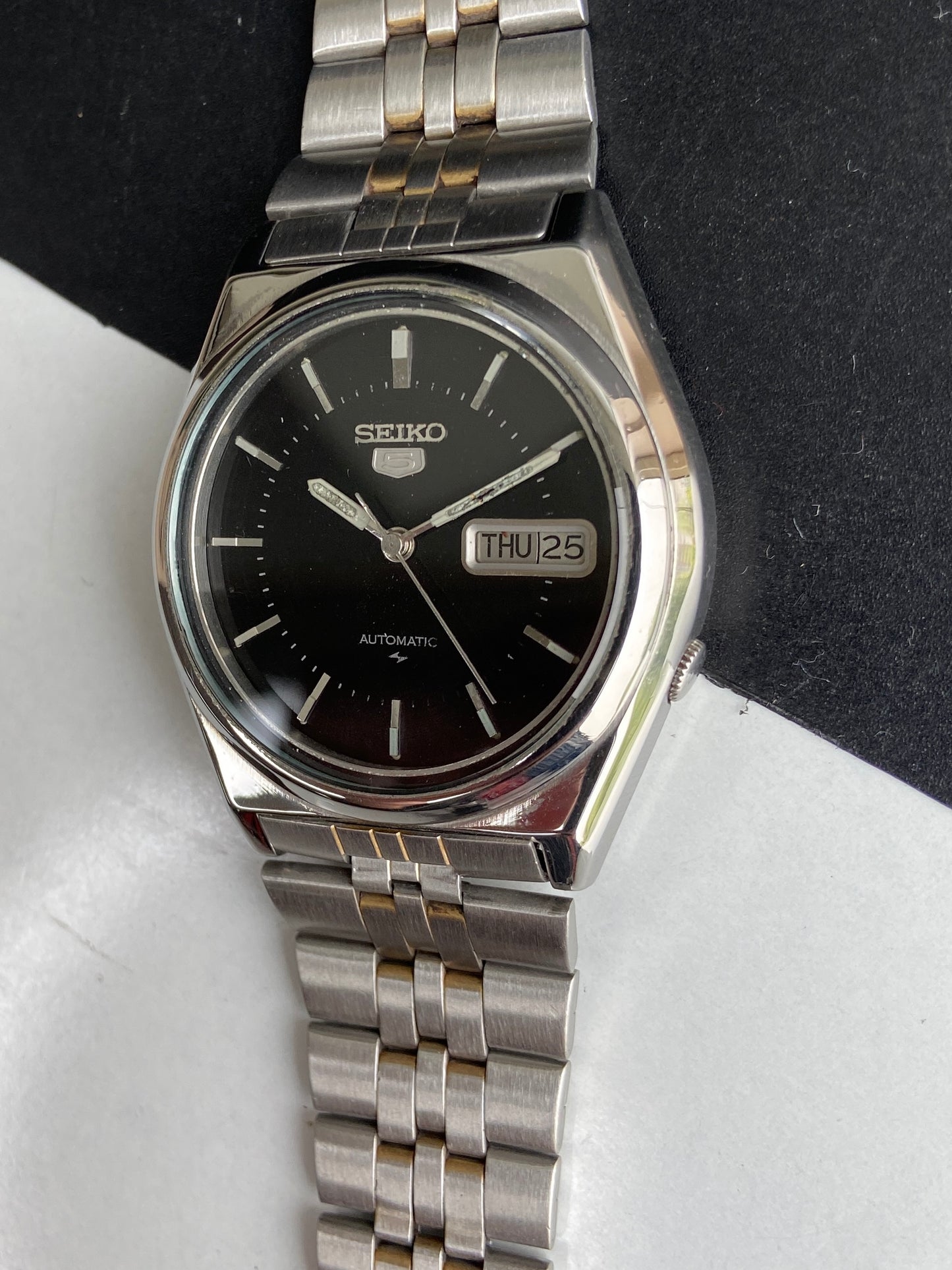 Vintage 1985 Original Seiko 5 Automatic 7009-8760 Black Face 17 Jewels Day-Date Japanese Men's Wrist Watch E88