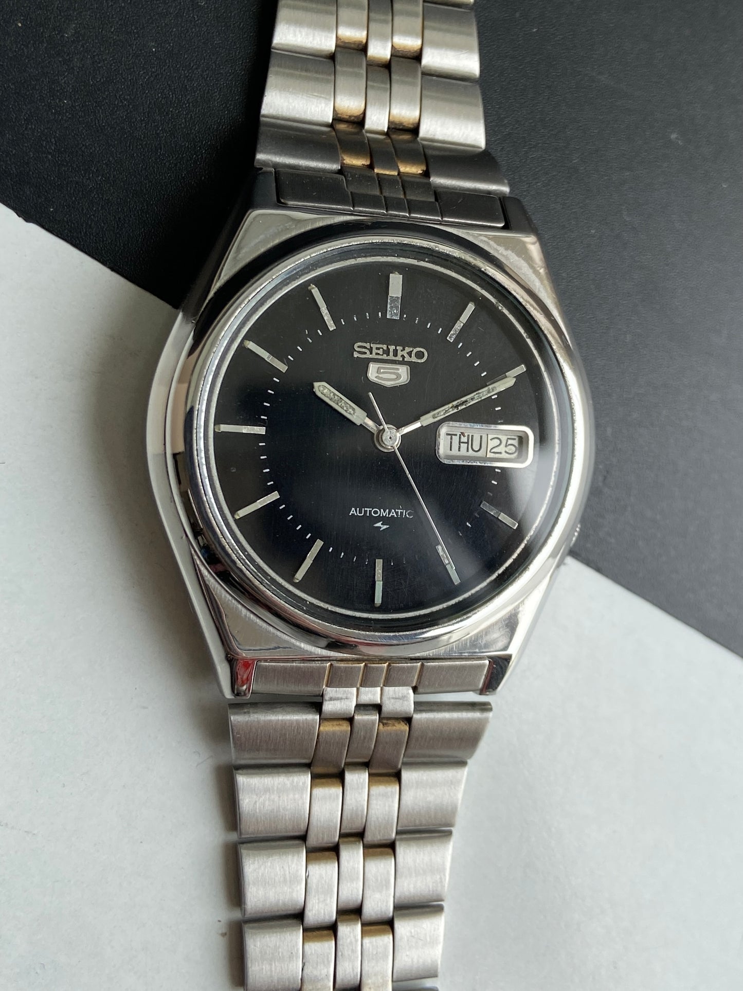 Vintage 1985 Original Seiko 5 Automatic 7009-8760 Black Face 17 Jewels Day-Date Japanese Men's Wrist Watch E88