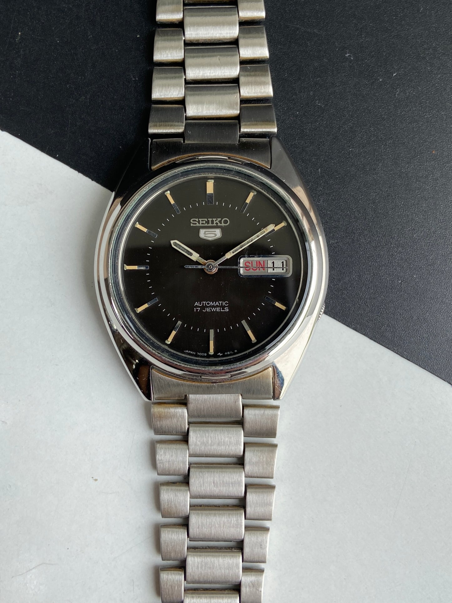 Vintage 1977 Original Seiko 5 Automatic 7009-3040 Black Face 17 Jewels Day-Date Japanese Men's Wrist Watch E89