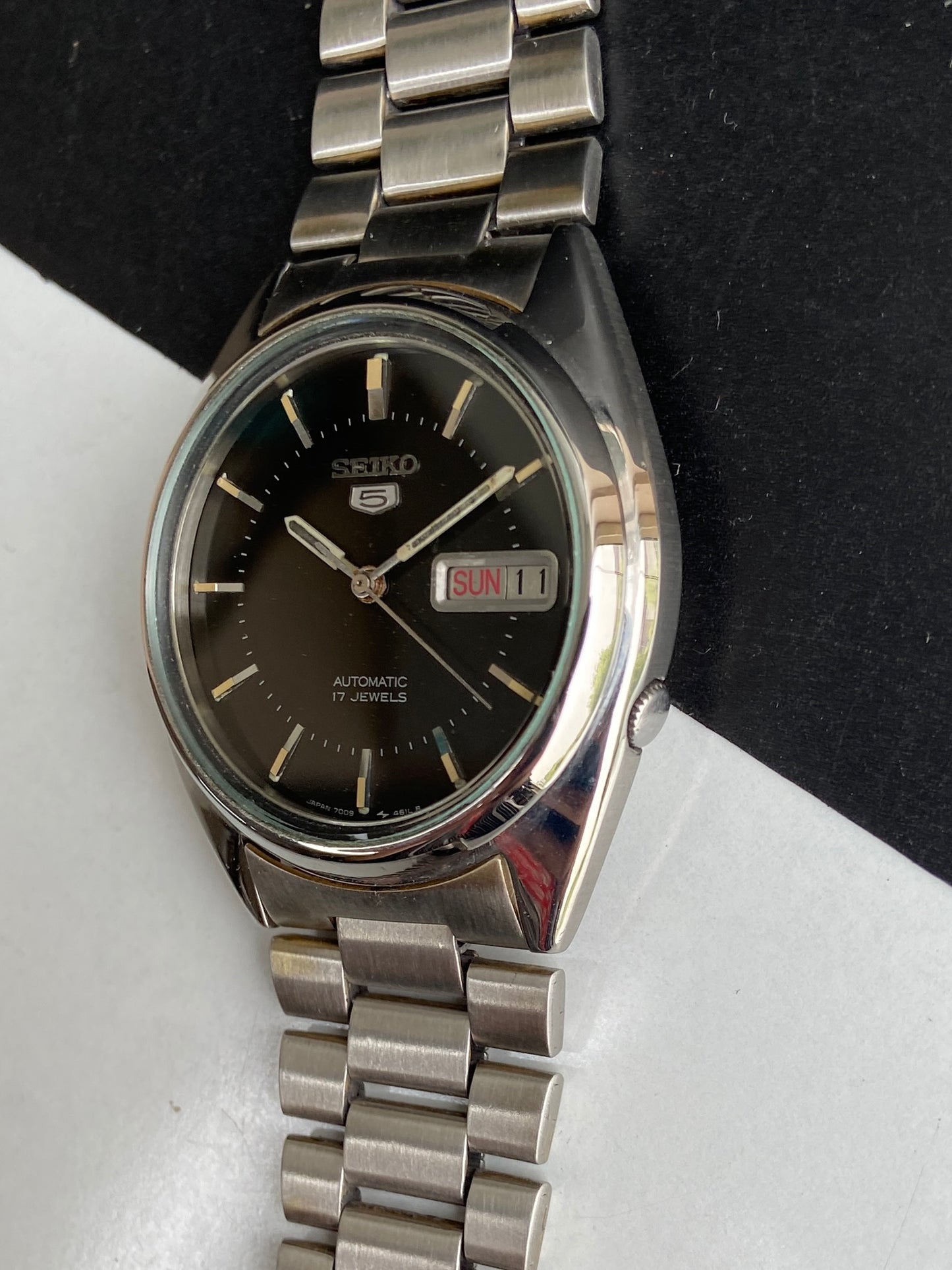 Vintage 1977 Original Seiko 5 Automatic 7009-3040 Black Face 17 Jewels Day-Date Japanese Men's Wrist Watch E89