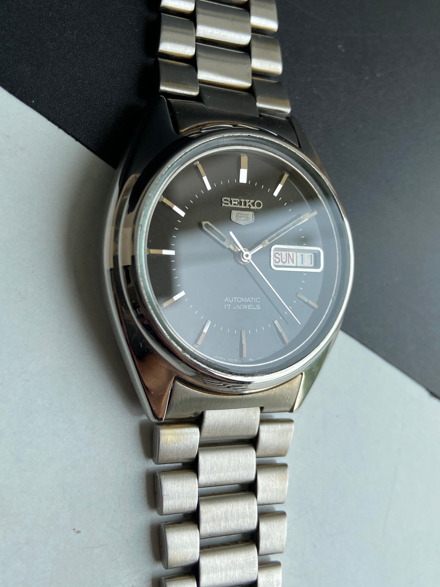 Vintage 1977 Original Seiko 5 Automatic 7009-3040 Black Face 17 Jewels Day-Date Japanese Men's Wrist Watch E89
