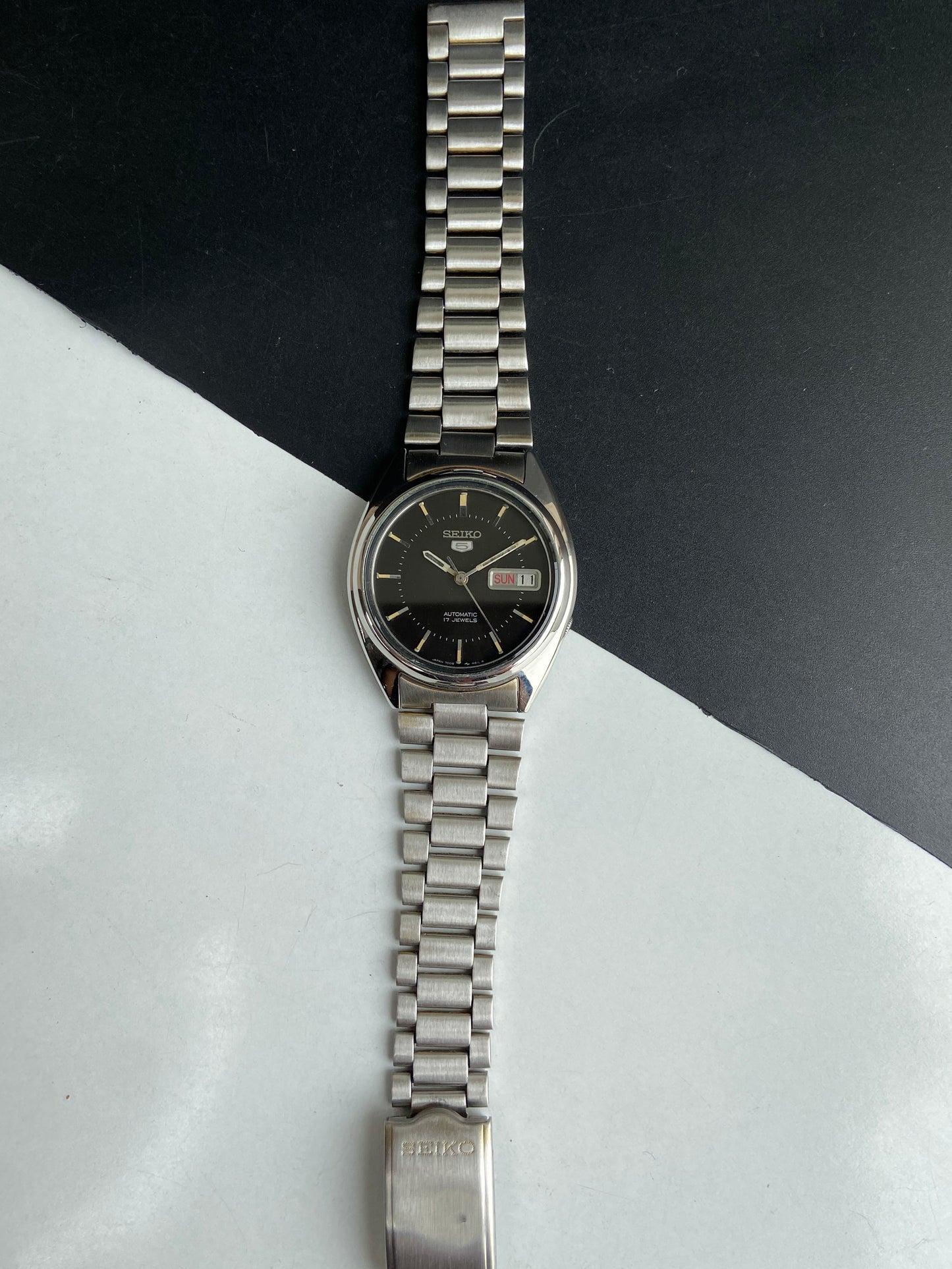 Vintage 1977 Original Seiko 5 Automatic 7009-3040 Black Face 17 Jewels Day-Date Japanese Men's Wrist Watch E89