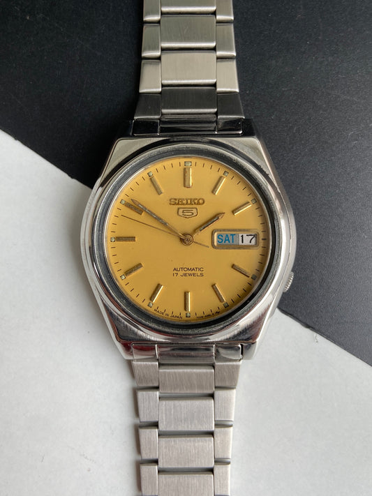 Vintage 1985 Original Seiko 5 Automatic 7009-8330 Golden Face 17 Jewels Day-Date Japanese Men's Wrist Watch E93