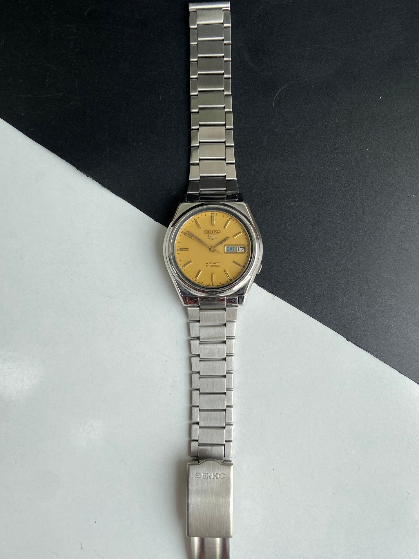 Vintage 1985 Original Seiko 5 Automatic 7009-8330 Golden Face 17 Jewels Day-Date Japanese Men's Wrist Watch E93