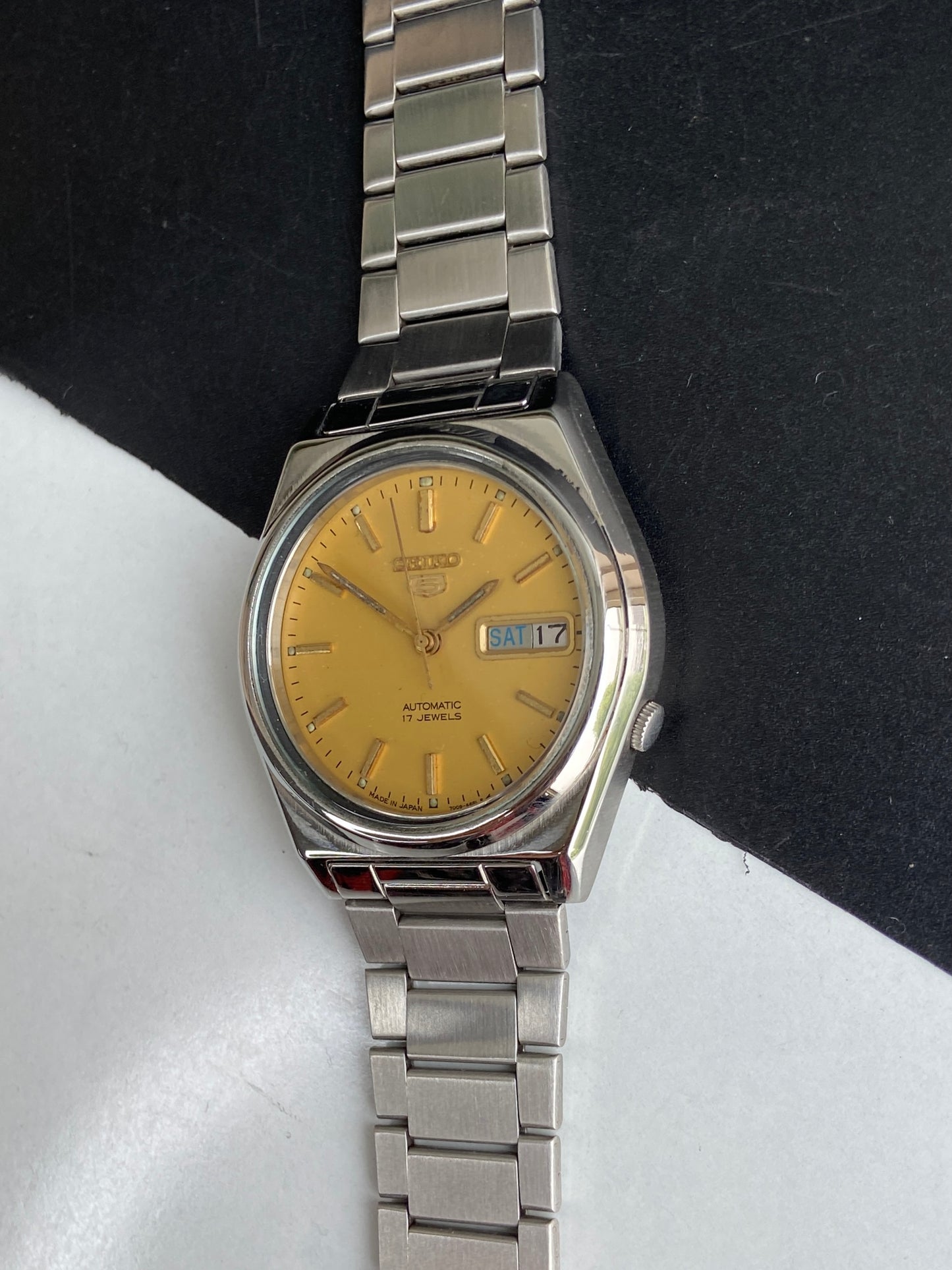 Vintage 1985 Original Seiko 5 Automatic 7009-8330 Golden Face 17 Jewels Day-Date Japanese Men's Wrist Watch E93