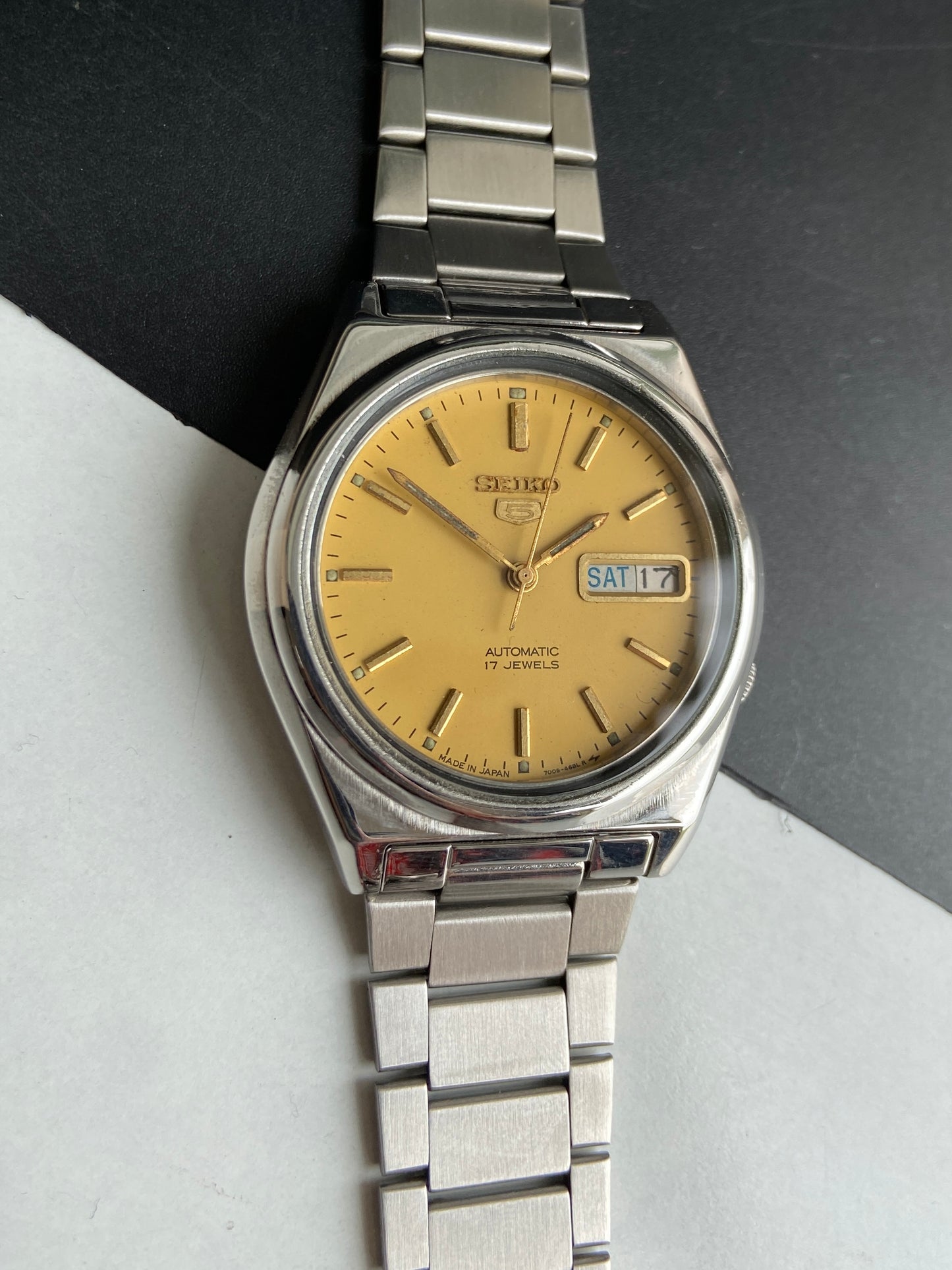 Vintage 1985 Original Seiko 5 Automatic 7009-8330 Golden Face 17 Jewels Day-Date Japanese Men's Wrist Watch E93