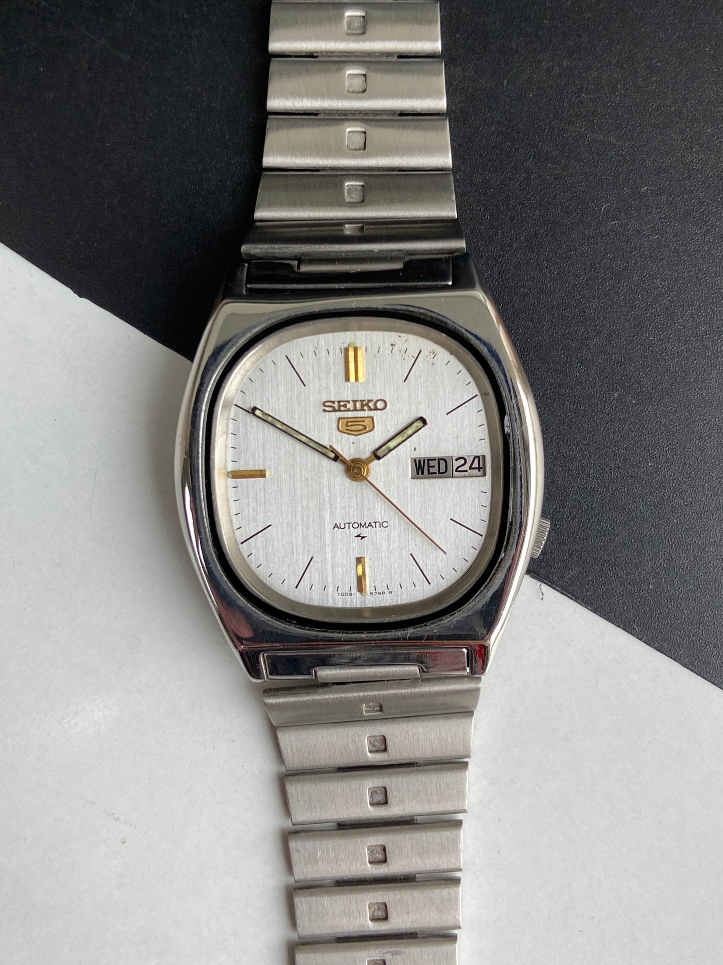 Vintage 1976 Original Seiko 5 Automatic 7009-5840 Silver Face 17 Jewels Day-Date Japanese Men's Wrist Watch E95