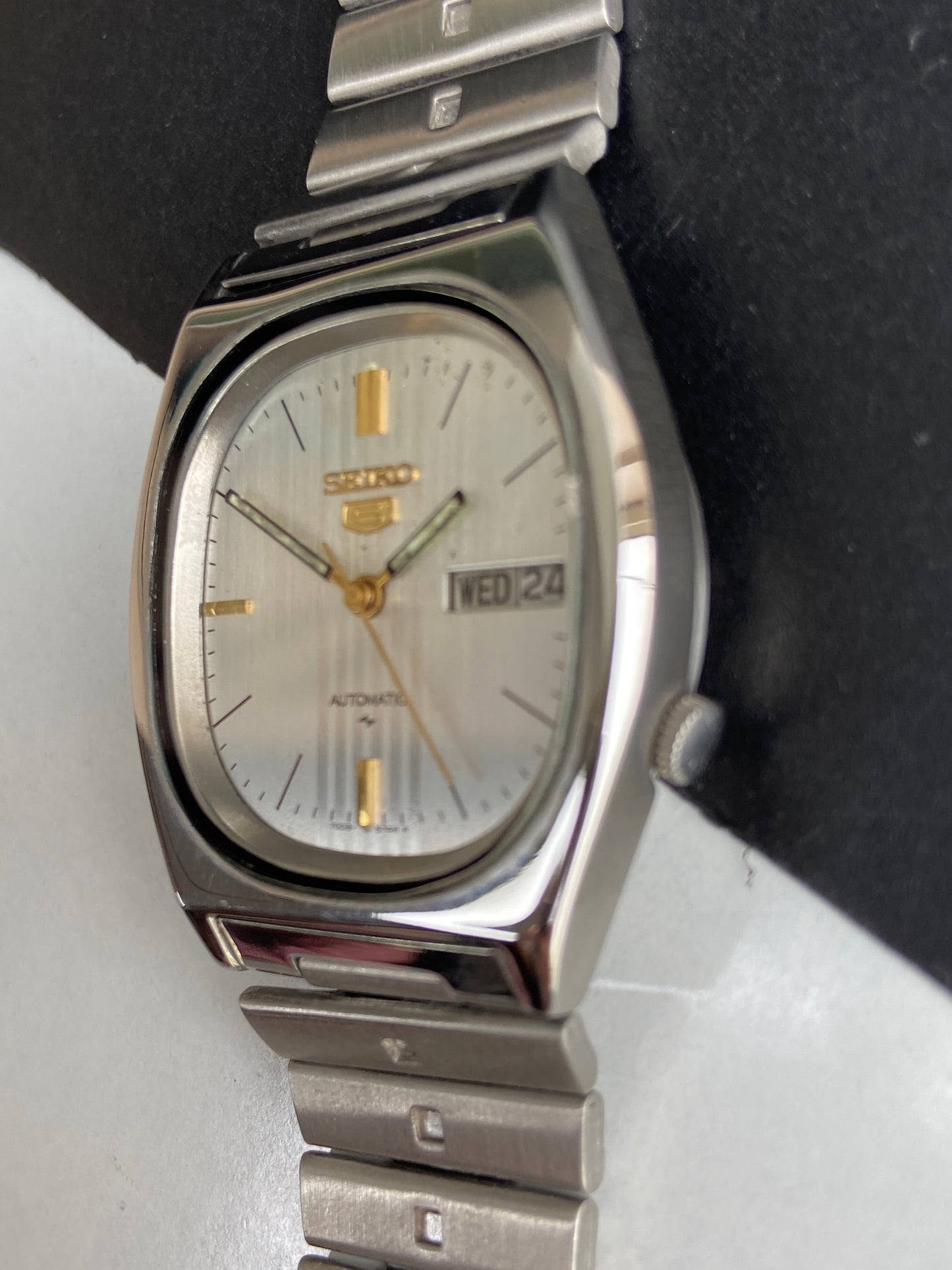 Vintage 1976 Original Seiko 5 Automatic 7009-5840 Silver Face 17 Jewels Day-Date Japanese Men's Wrist Watch E95