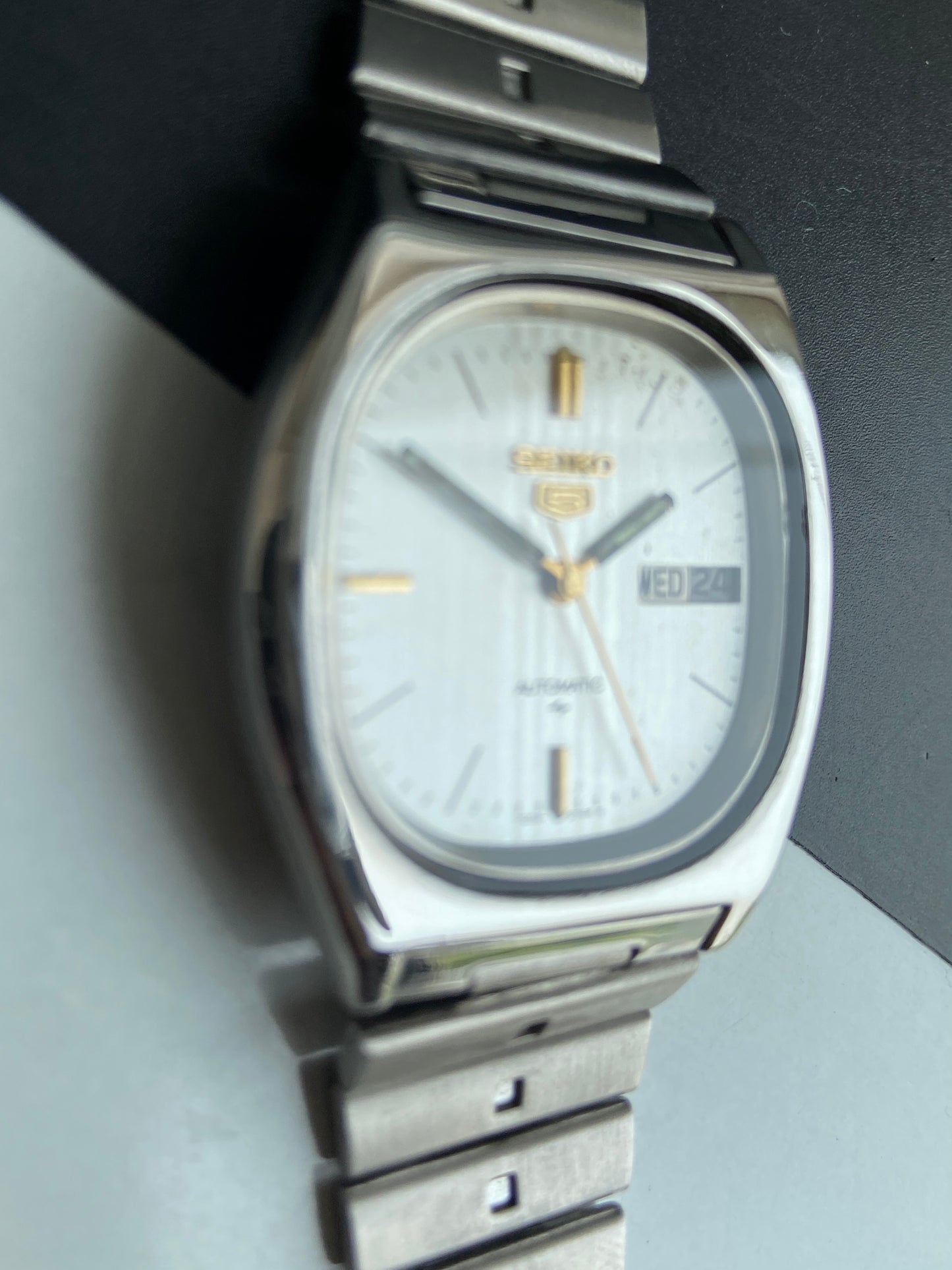 Vintage 1976 Original Seiko 5 Automatic 7009-5840 Silver Face 17 Jewels Day-Date Japanese Men's Wrist Watch E95