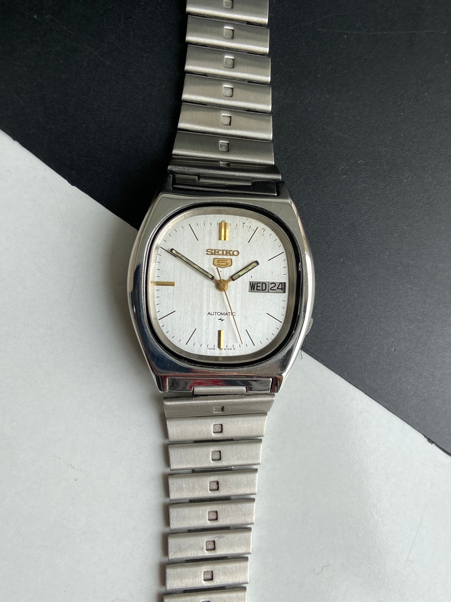 Vintage 1976 Original Seiko 5 Automatic 7009-5840 Silver Face 17 Jewels Day-Date Japanese Men's Wrist Watch E95