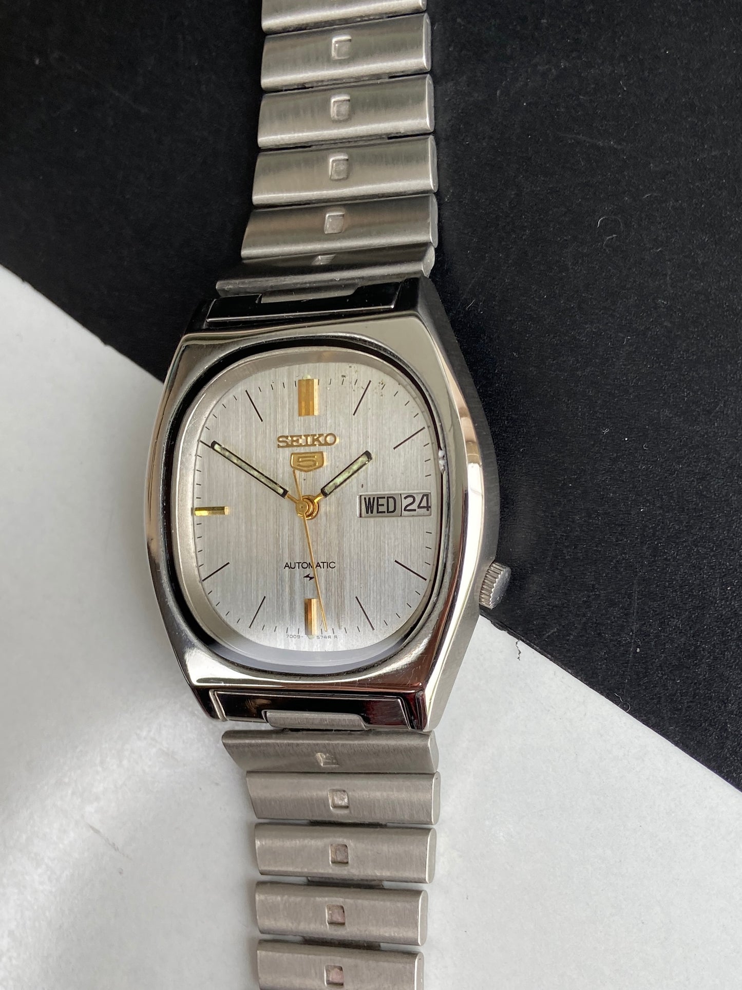 Vintage 1976 Original Seiko 5 Automatic 7009-5840 Silver Face 17 Jewels Day-Date Japanese Men's Wrist Watch E95