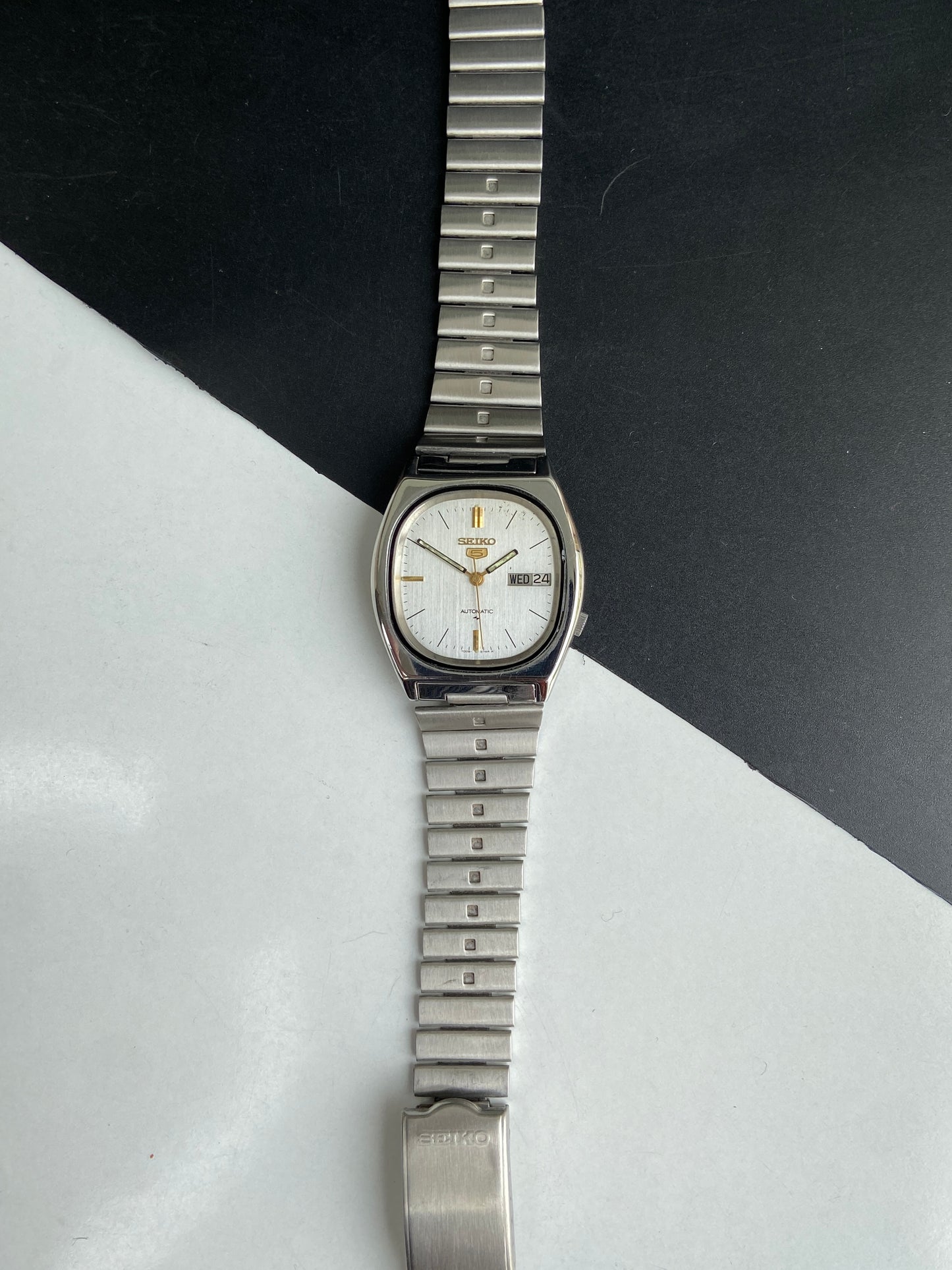 Vintage 1976 Original Seiko 5 Automatic 7009-5840 Silver Face 17 Jewels Day-Date Japanese Men's Wrist Watch E95