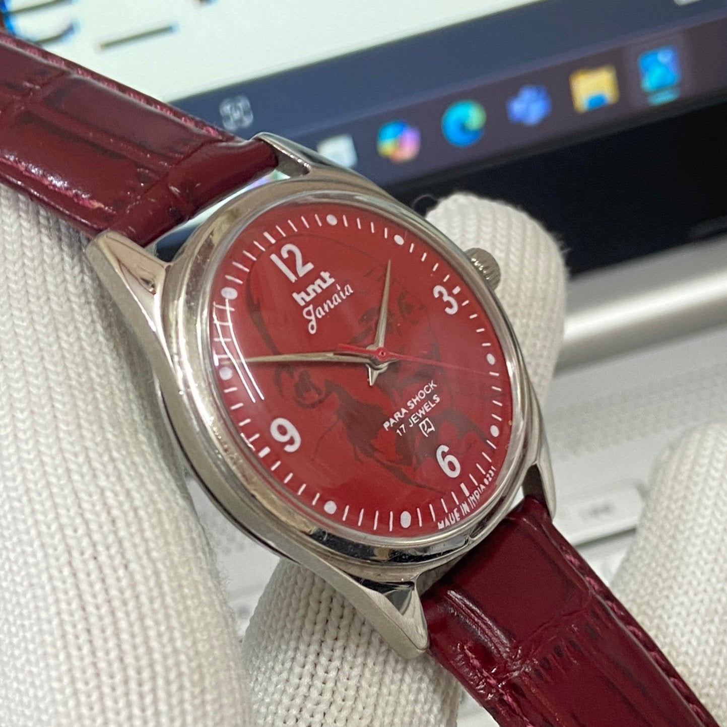 Vintage HMT Janata Gandhi Hand Winding 17 Jewels Red Face Red Band Men's Wrist Watch B34