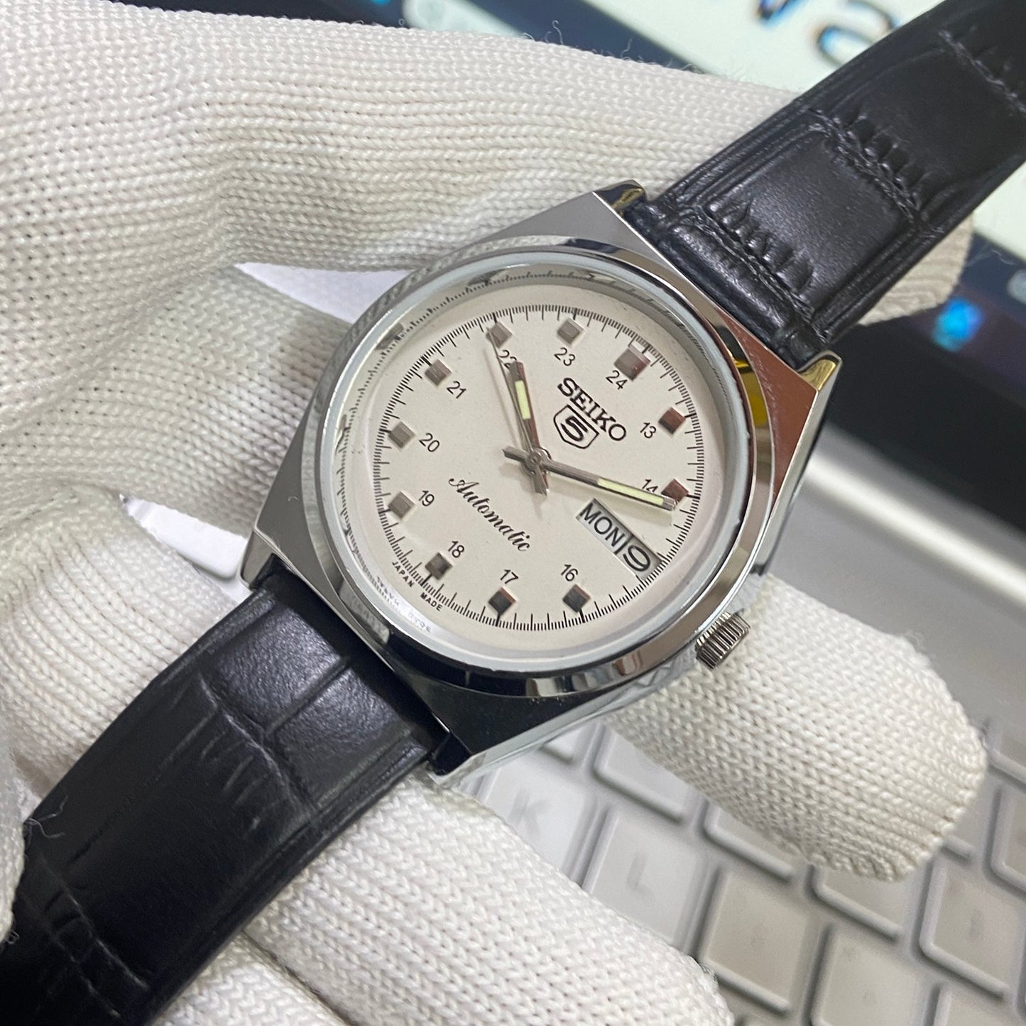 Vintage Seiko 5 Automatic Cal. 6309 white Face Black Band B76