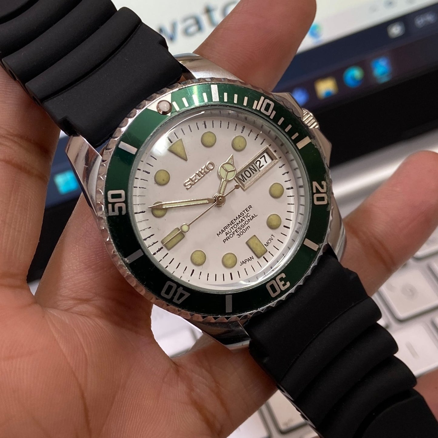Vintage Seiko Marine Master Automatic White Face Cal. 6309 Green Rotating Bezel Black Silicone Strap Men's Wrist Watch C97