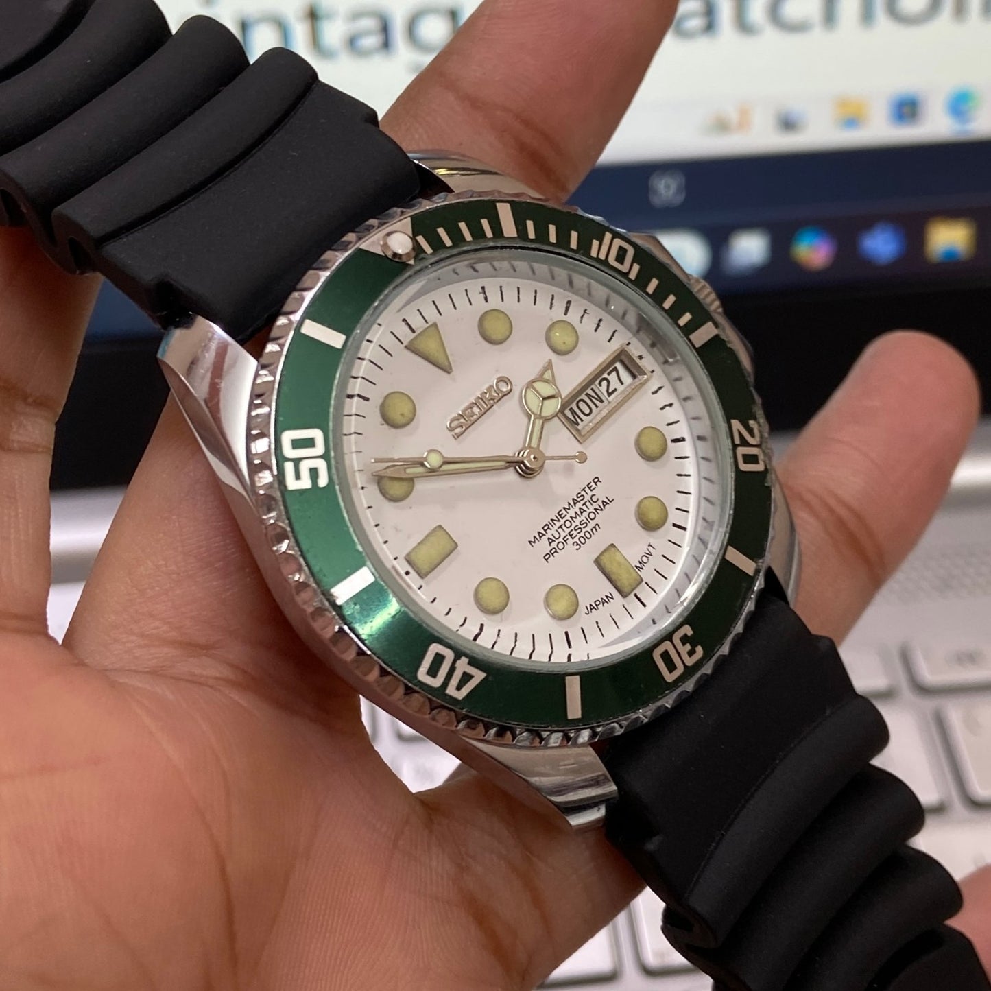Vintage Seiko Marine Master Automatic White Face Cal. 6309 Green Rotating Bezel Black Silicone Strap Men's Wrist Watch C97