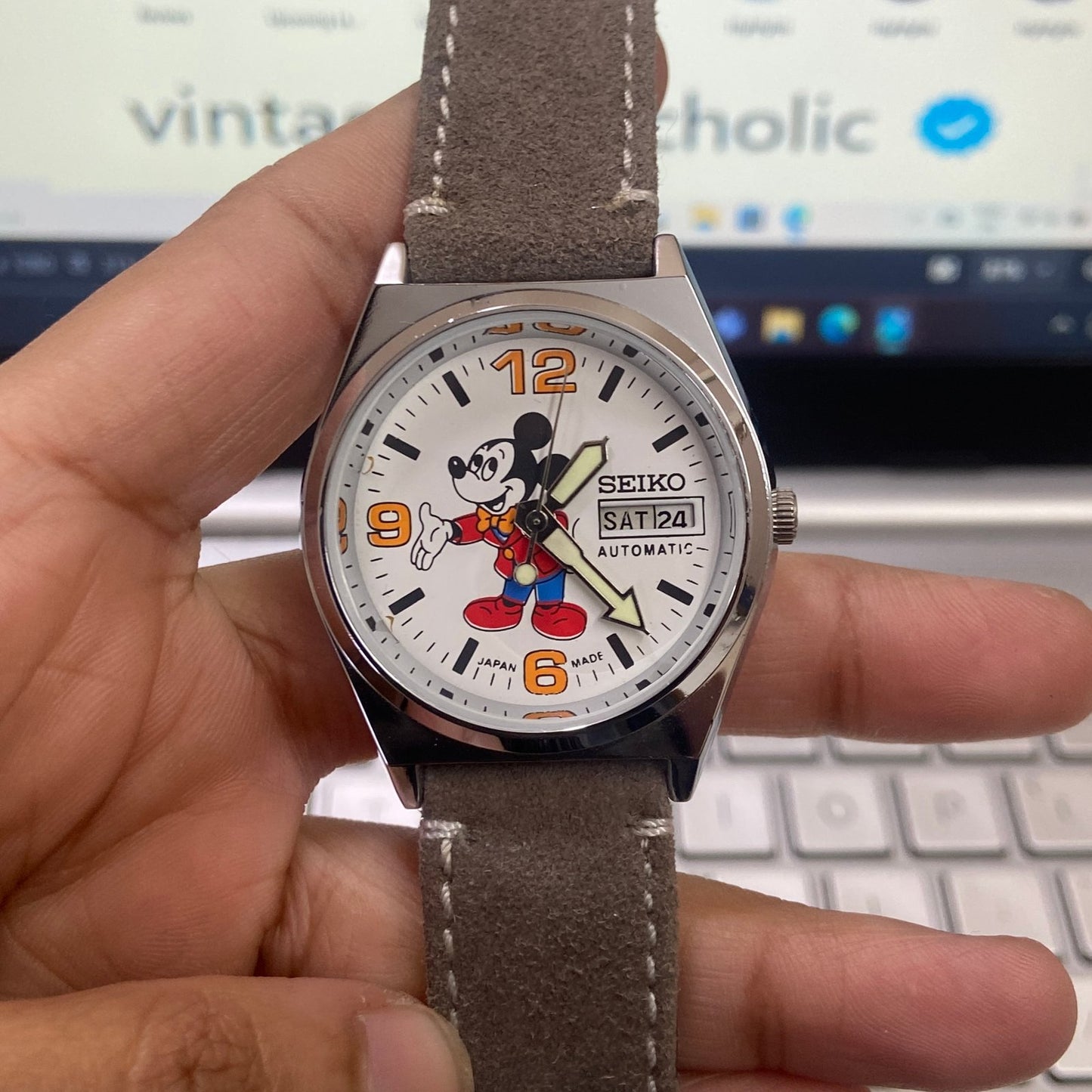Vintage Mod Seiko 5 Automatic 17 Jewels Cal. 6309 White Face Gray Suede Band Day-Date Men's Wrist Watch D32