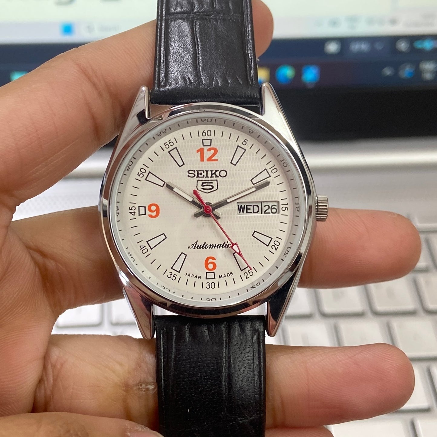 Vintage Seiko 5 Automatic 17 Jewels Cal. 6309 White Face Black Band Day-Date Men's Wrist Watch D46