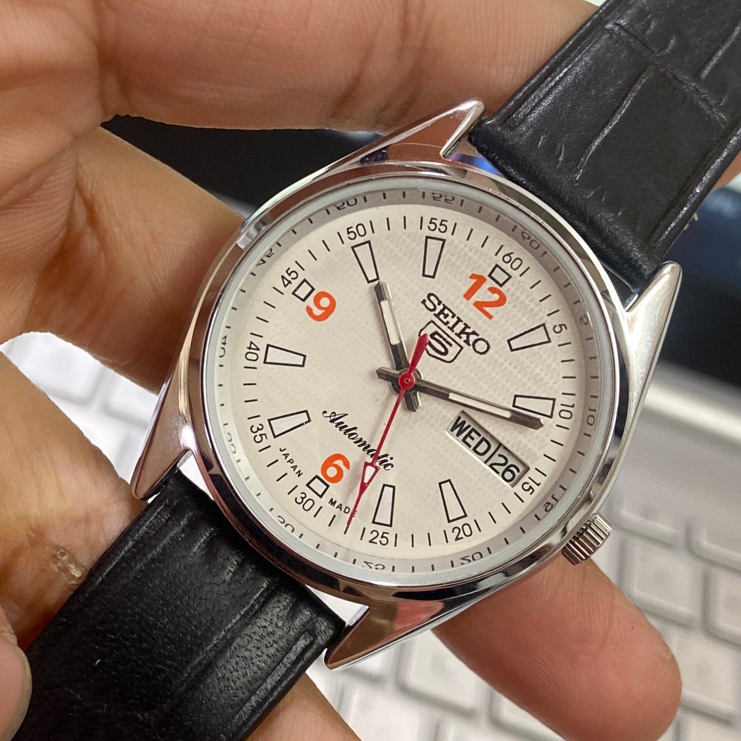 Vintage Seiko 5 Automatic 17 Jewels Cal. 6309 White Face Black Band Day-Date Men's Wrist Watch D46