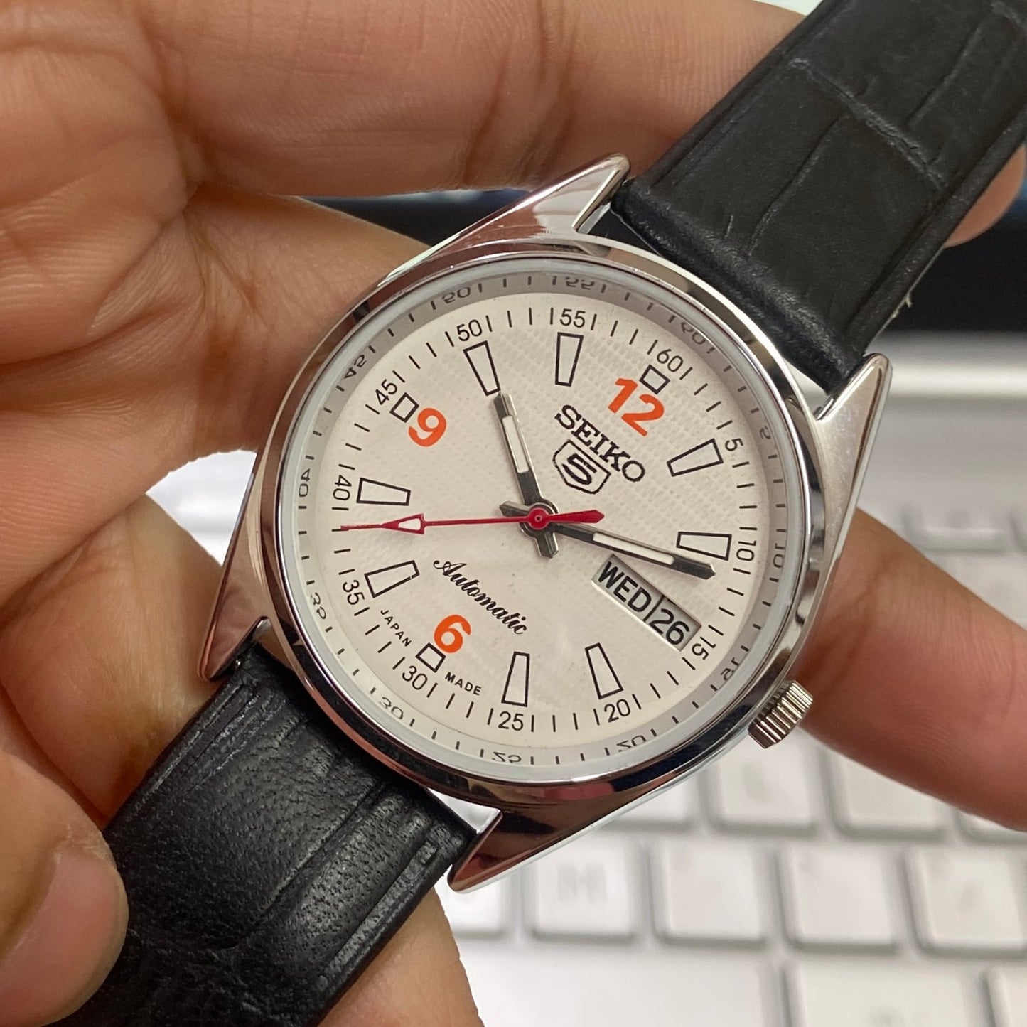Vintage Seiko 5 Automatic 17 Jewels Cal. 6309 White Face Black Band Day-Date Men's Wrist Watch D46
