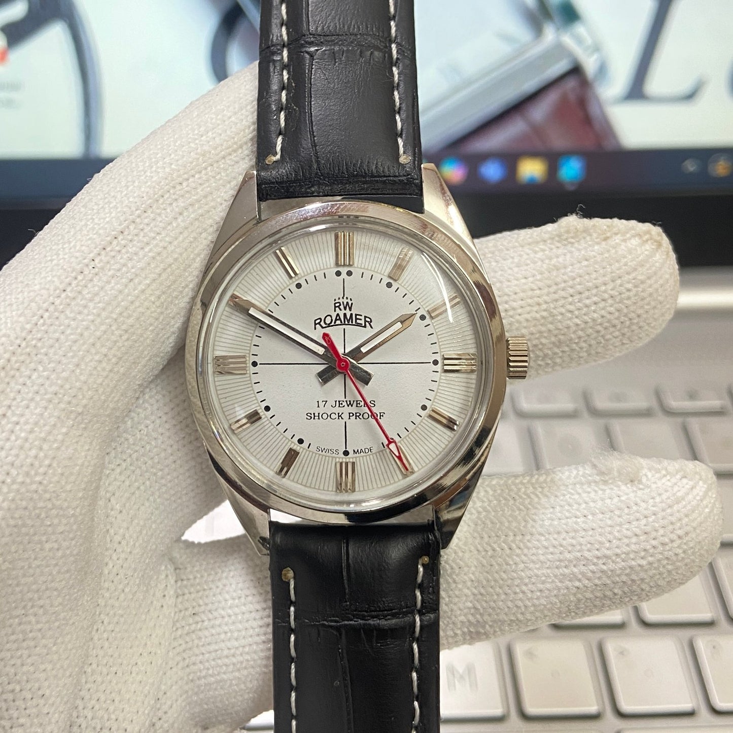 Vintage Roamer white Face Silver Case Mechanical Hand Winding 17 jewels Black Leather Strap Men's Wrist Watch D54