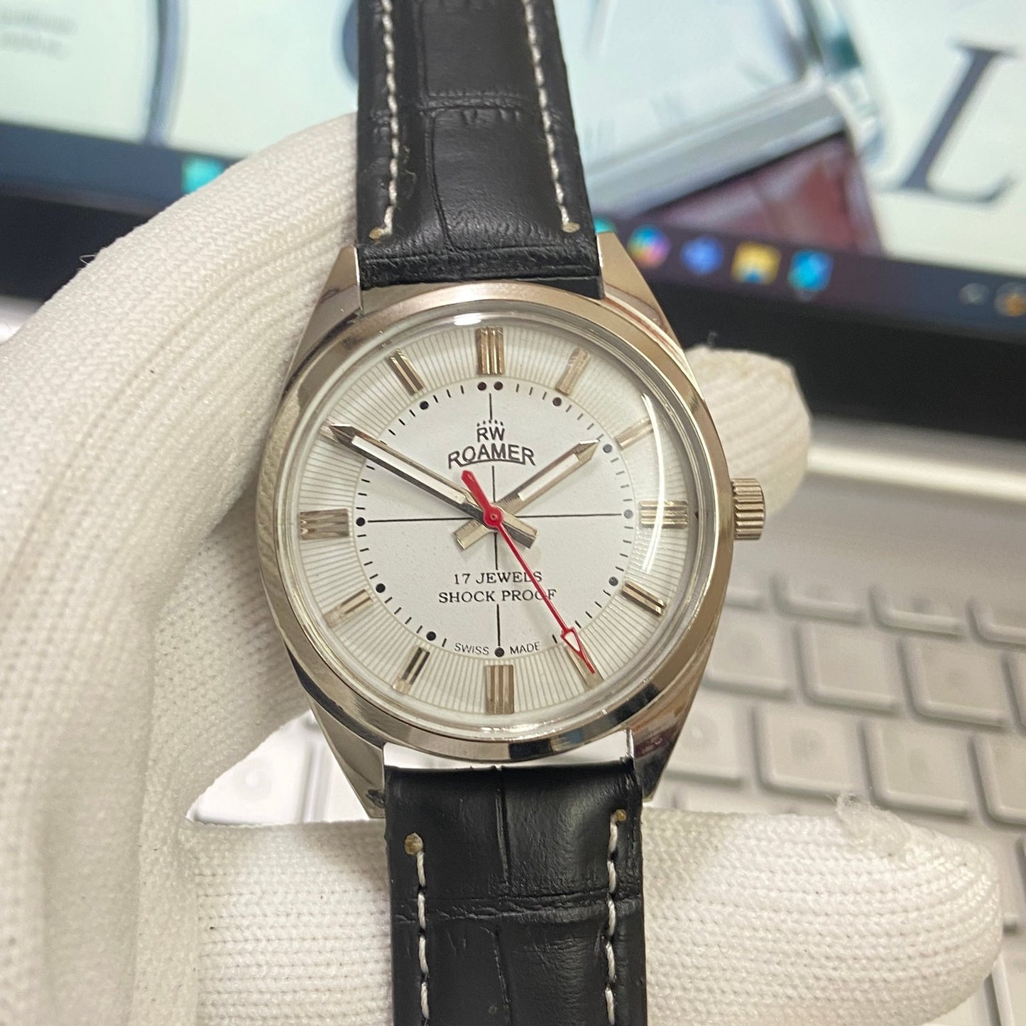 Vintage Roamer white Face Silver Case Mechanical Hand Winding 17 jewels Black Leather Strap Men's Wrist Watch D54