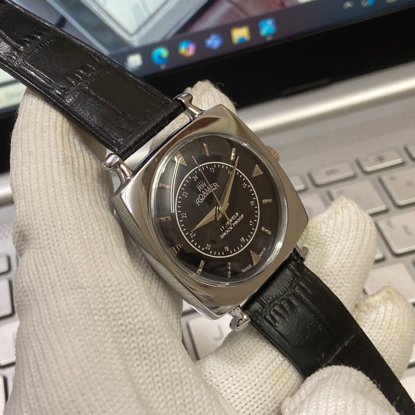 Vintage Roamer Black Face Silver Case Mechanical Hand Winding 17 jewels Black Leather Strap Men's Wrist Watch D60