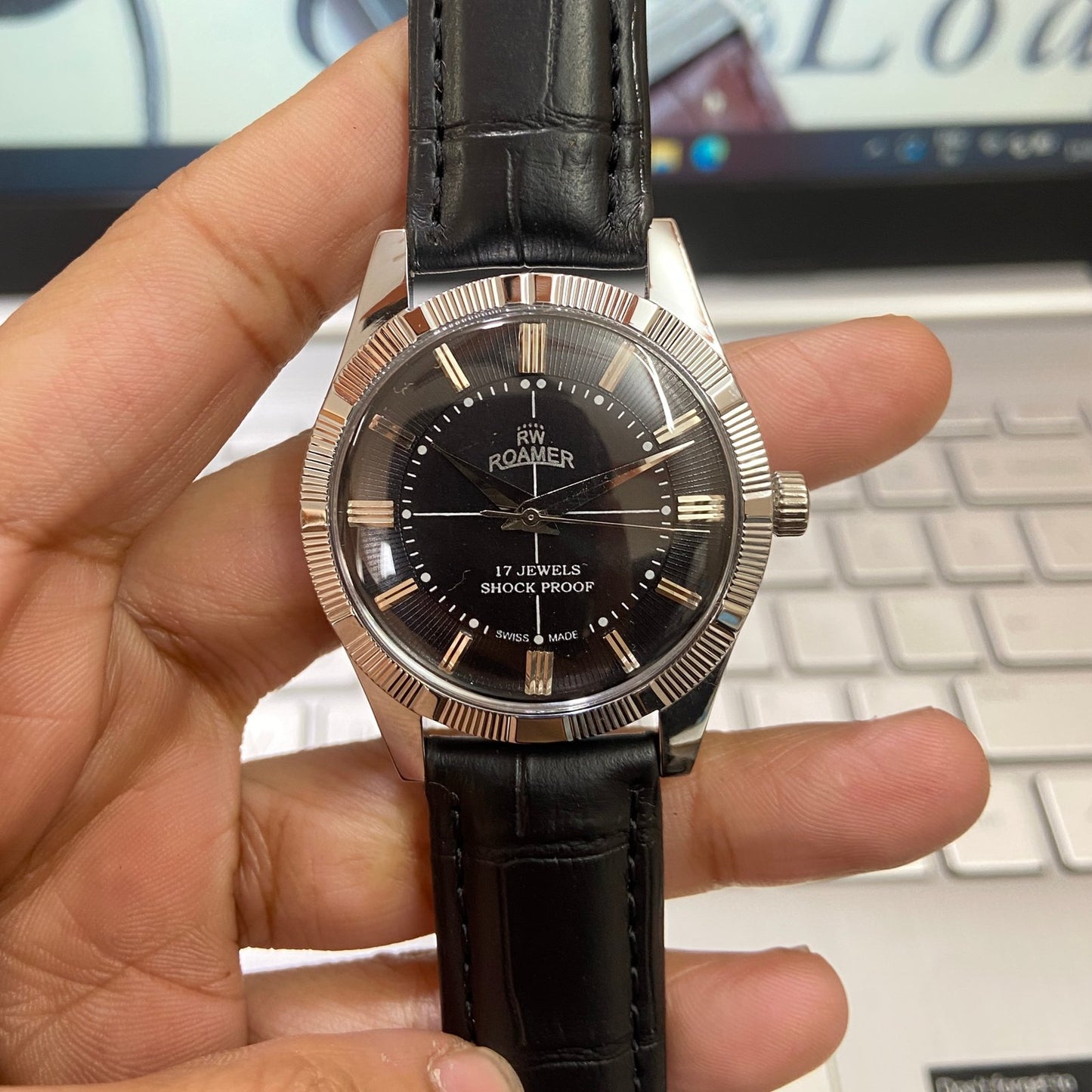 Vintage Roamer Black Face Silver Case Mechanical Hand Winding 17 jewels Fluted Bezel Black Band Men's Wrist Watch D76