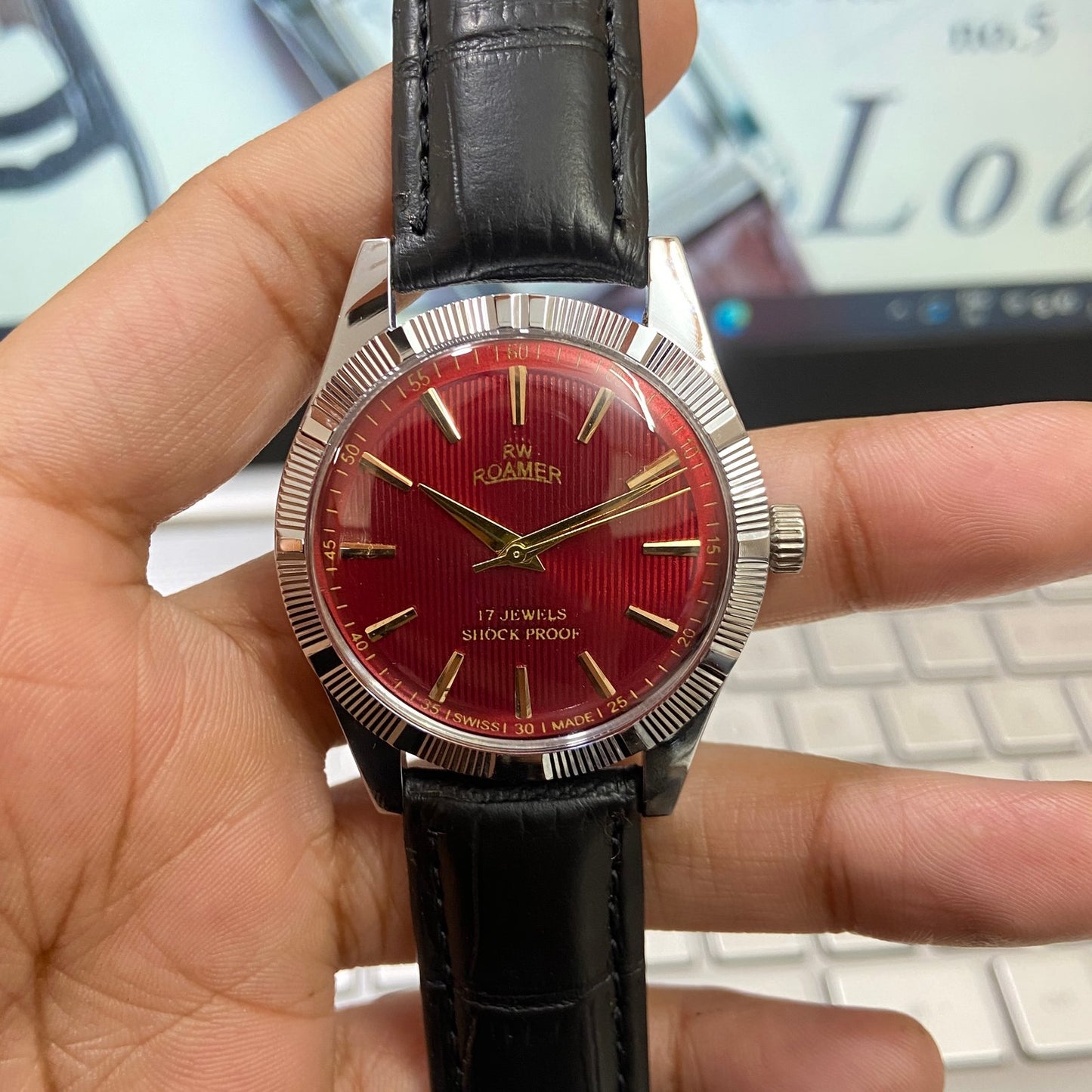 Vintage Roamer Red Face Silver Case Mechanical Hand Winding 17 jewels Fluted Bezel Black Band Men's Wrist Watch D87