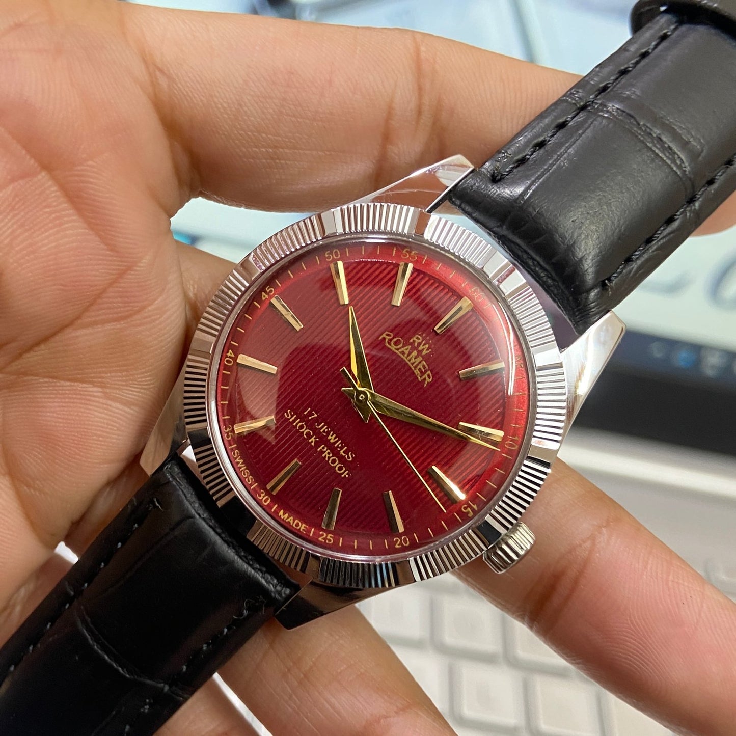 Vintage Roamer Red Face Silver Case Mechanical Hand Winding 17 jewels Fluted Bezel Black Band Men's Wrist Watch D87